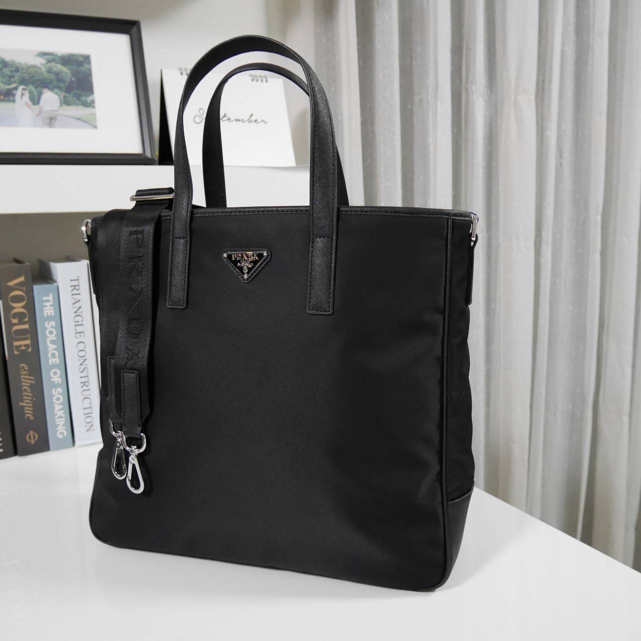 PRADA TOTE NYLON BAG งานใบใหญ่สำหรับคนชอบพกของเยอะมาแล้วค่า เป็นกระเป๋าผ้าไนล่อน ตั้งอยู่ทรงสวย หลงรักเลยคะ สะพายไหล่ได้ ถือก็สวยๆ ใช้แล้วสวยมากๆ