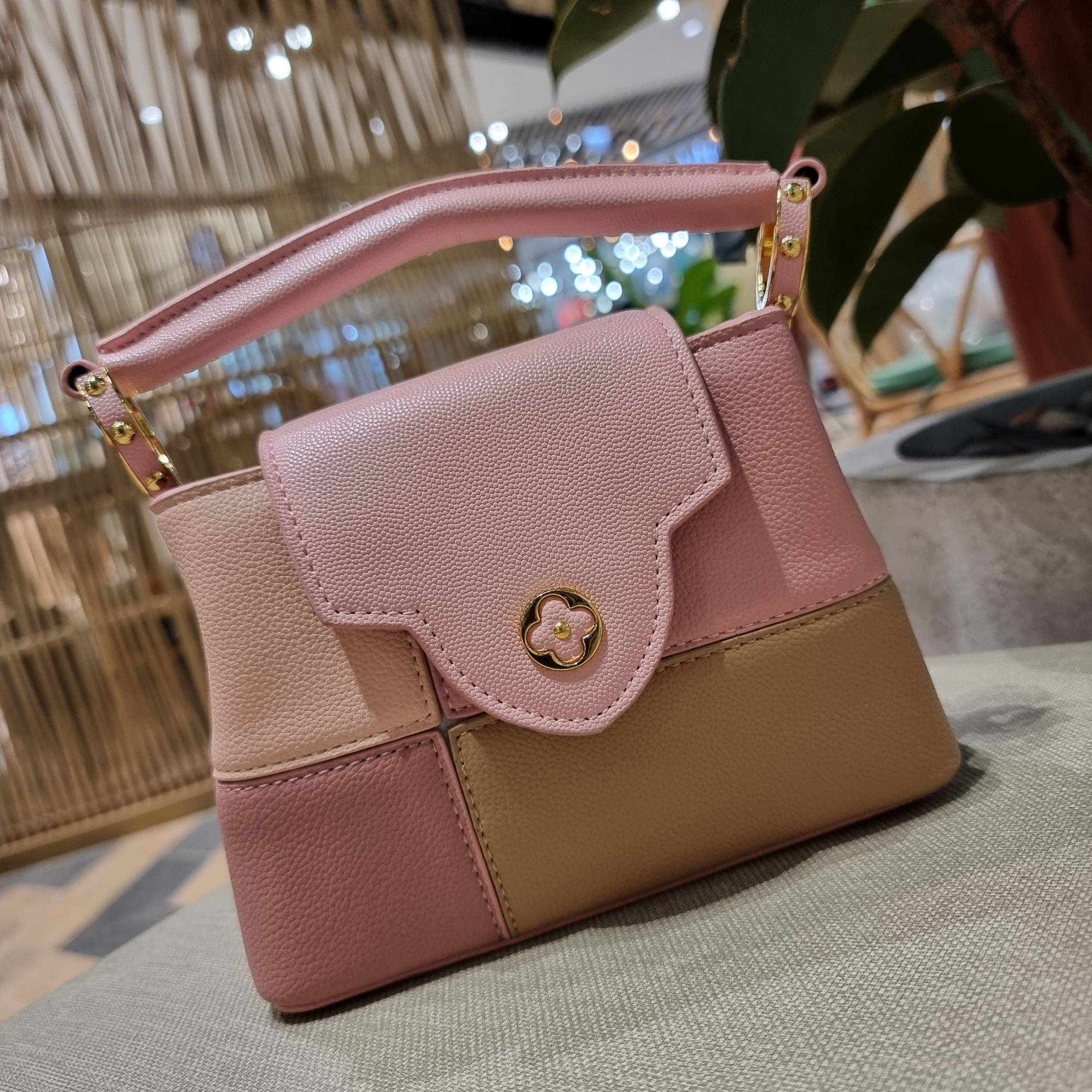 LV capucines mini top handle VIP ที่สุดของความสวยในราคาเบาๆ กระเป๋าถือสุดหรู ดีไซน์ทรงคลาสสิค ที่รอบนี้มาในไซส์มินิ ดีงามม้ากกกก!! มาพร้อมหูจับในตัว ด้วยรูปทรงวินเทจและวัสดุหนังลูกวัว ขับผิว ทำให้ไอเท็มนี้สะกดทุกสายตาจริงๆ และยังมีลูกเล่นที่ฝาปิดกระเป๋า ท