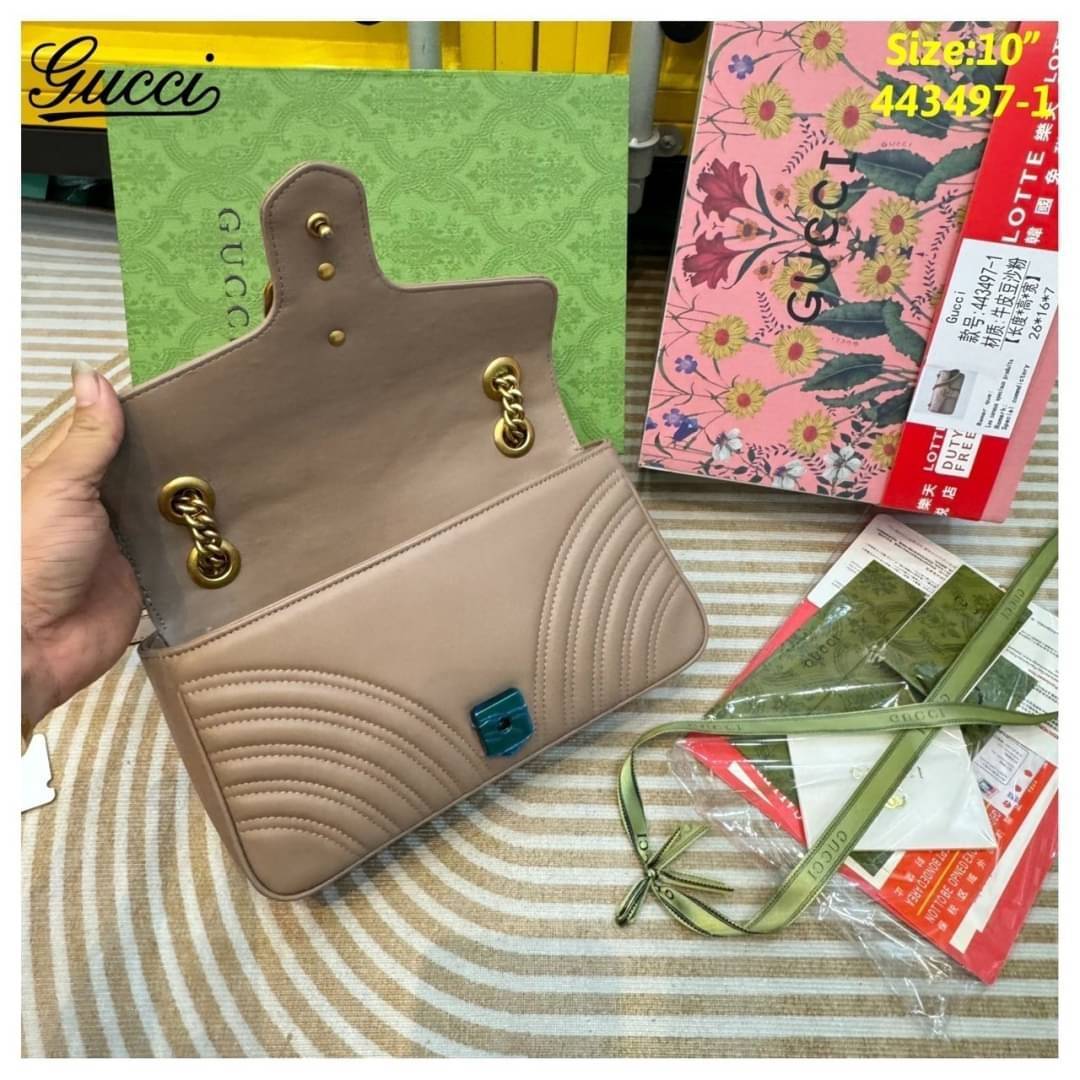 GUCCI GG Marmont shoulder bag กระเป๋าสะพายข้างรุ่นคลาสสิค สะพายขับผิว ดูแพง อัพลุคได้สบายๆ เปิด-ปิดด้วยตัวกดล็อคแน่นหนา ด้านหลังดีไซน์รูปหัวใจ