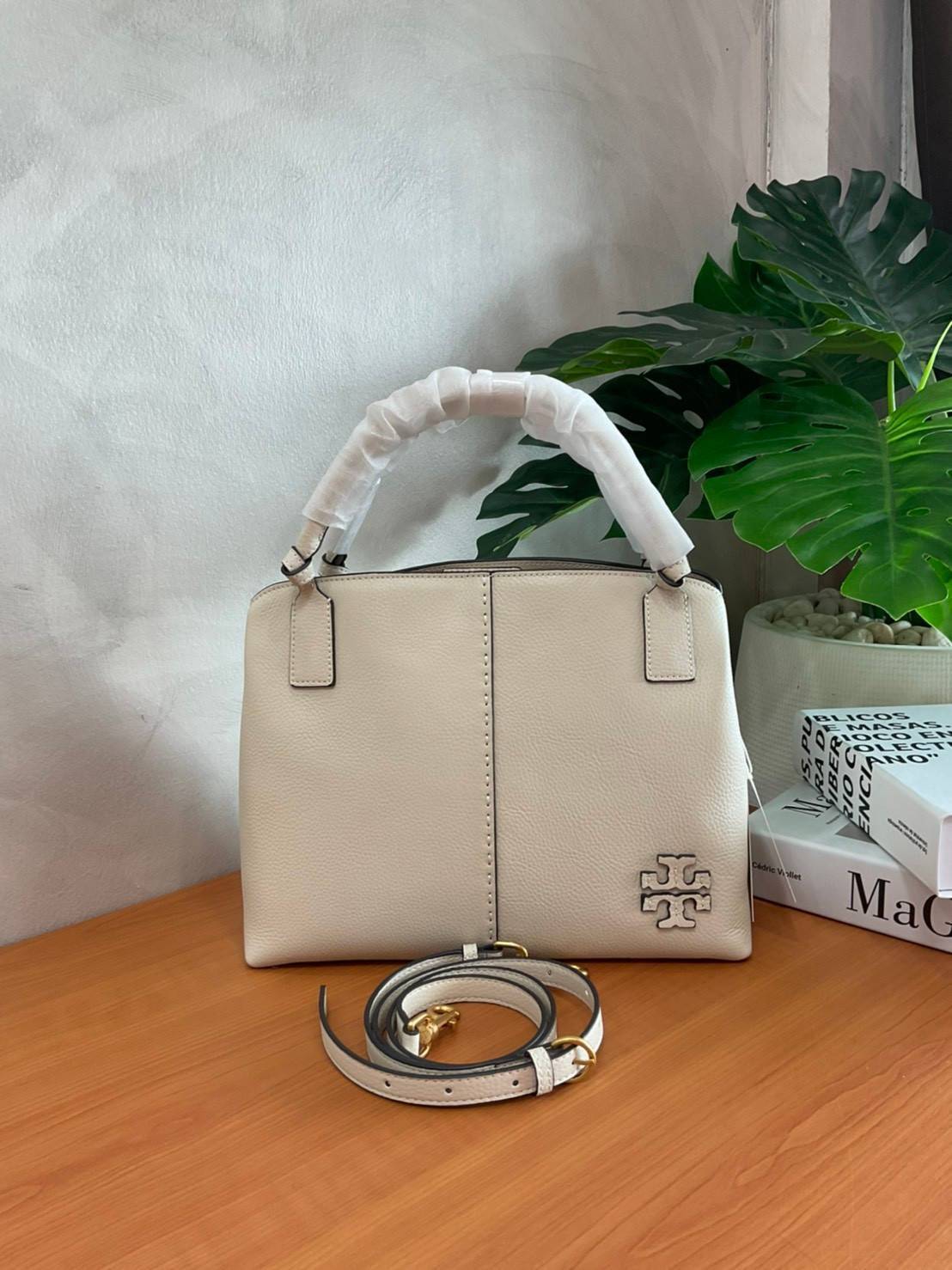 TORY BURCH Mcgraw Satchel Tote Bag (Size L) กระเป๋าถือ/สะพาย Crossbody วัสดุหนังลูกวัวแท้ 100% ด้านหน้าประดับโลโก้หนัง ตัดเป็นรูปตัว T สัญลักษณ์แบรนด์ ตัวกระเป๋าเดินด้ายเล่นลายเพิ่มลูกเล่น เพื่อความเก๋!!