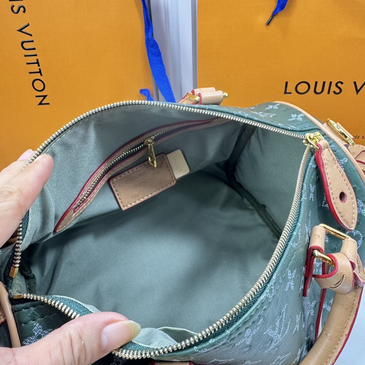 ORI หนังแท้ | LV Speedy P9 Bandoulière 30 Bag กระเป๋าสะพายทรงหมอนสปีดี้ใบใหญ่ คอลใหม่ล่าสุดหรูหราโดดเด่น แต่งลายนูนเพิ่มเท็กเจอร์เต็มใบ รูปทรงใช้งานง่ายสวยตลอดกาล