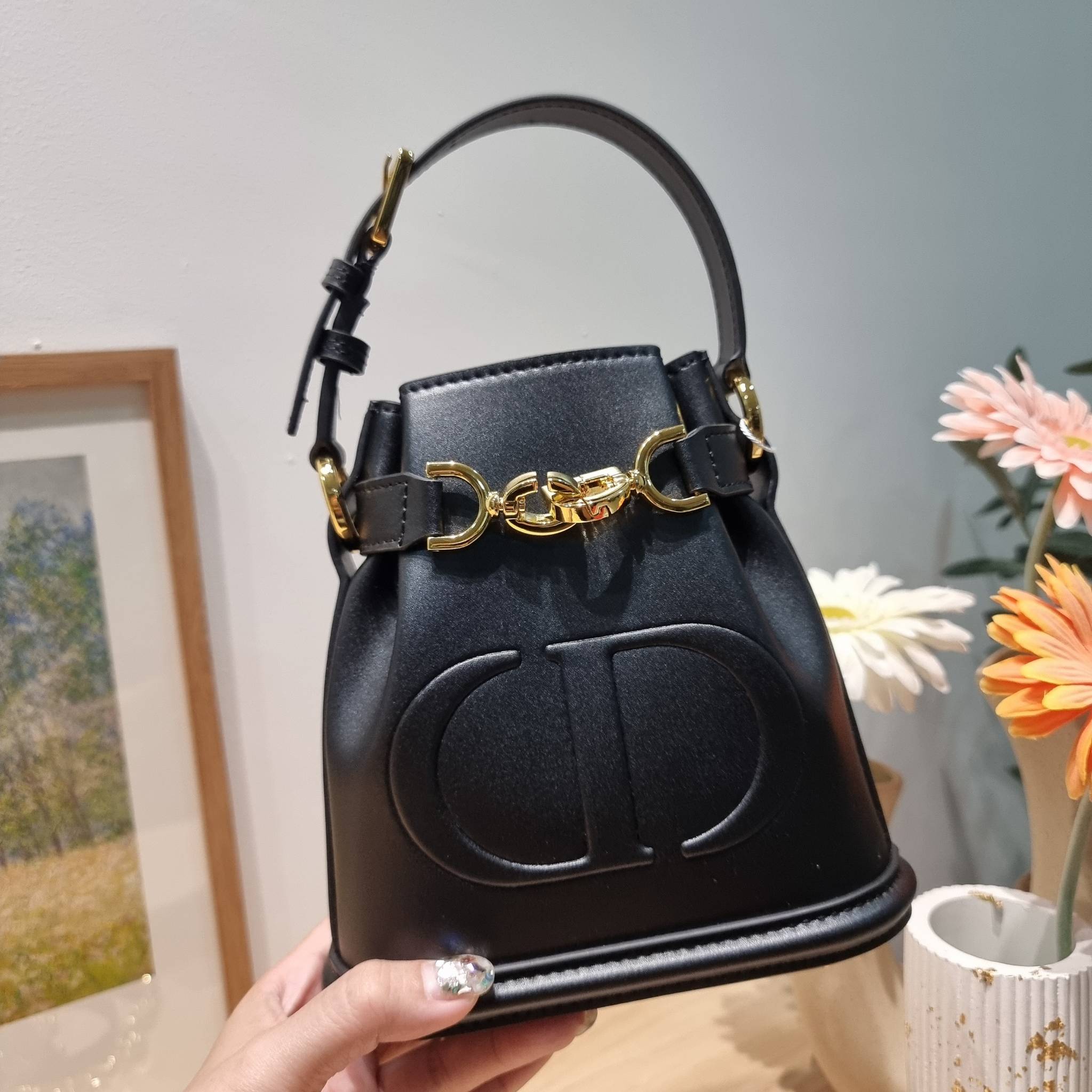 CD SMALL C'EST BAG 17cm / Dior bucket bag พร้อมส่ง กระเป๋าสะพายสุดคลาสสิค ดีไซน์หรู ไซส์เล็กกะทัดรัด ใช้งานง่าย สะพายได้ทุกโอกาส **ล็อทราคาพิเศษสุดคุ้ม
