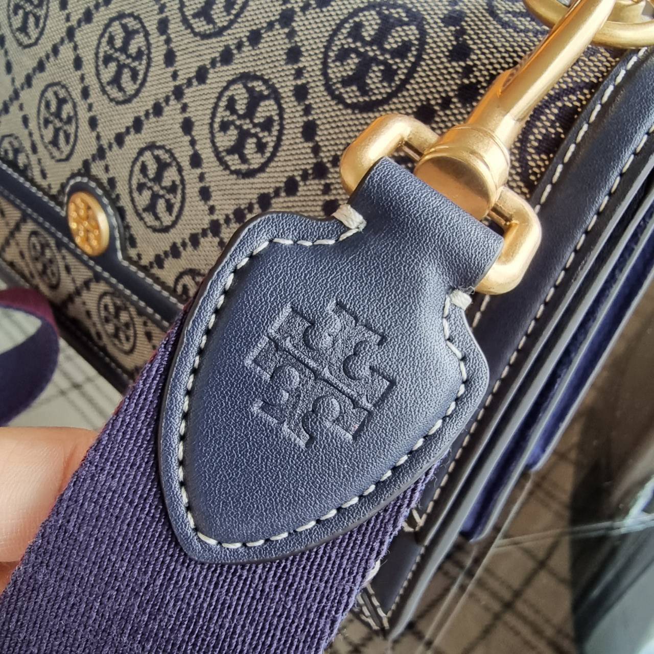 Tory burch t monogram jacquard shoulder bag คอลเลคชั่น T Monogram สำหรับคอลเลคชั่นฤดูใบไม้ผลิ 2021 เราสร้างสรรค์ลายโมโนแกรมที่ได้รับแรงบันดาลใจมาจากลวดลายการถักทอผ้าห่มของชาว Pennsylvania Dutch แบบดั้งเดิม เป็นการเฉลิมฉลองโลโก้สุดไอคอนนิคของแบรนด์ โดดเด่น