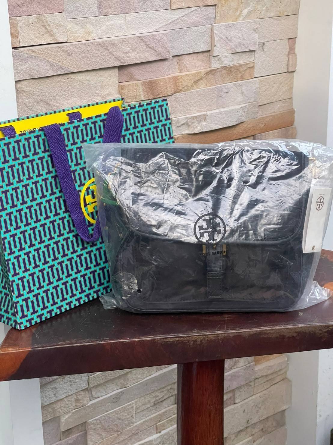 Tory Burch Perry Nylon Crossbody Woman’s HandBags กระเป๋าแบรนด์ดังจากนิวยอร์ค ที่เน้นฟังก์ชั่นกับการใช้ที่ง่ายแต่แฝงความหรูหรา มีสายสะพาย2เส้น ทั้งสายสั้นและสายยาวถอดแยกใช้งานได้ โดยจะใช้ได้ทั้งแบบทางการและกึ่งการทาง มีดีไซน์ที่เป็นเอกลักษณ์ ทันสมัย เป็นอ