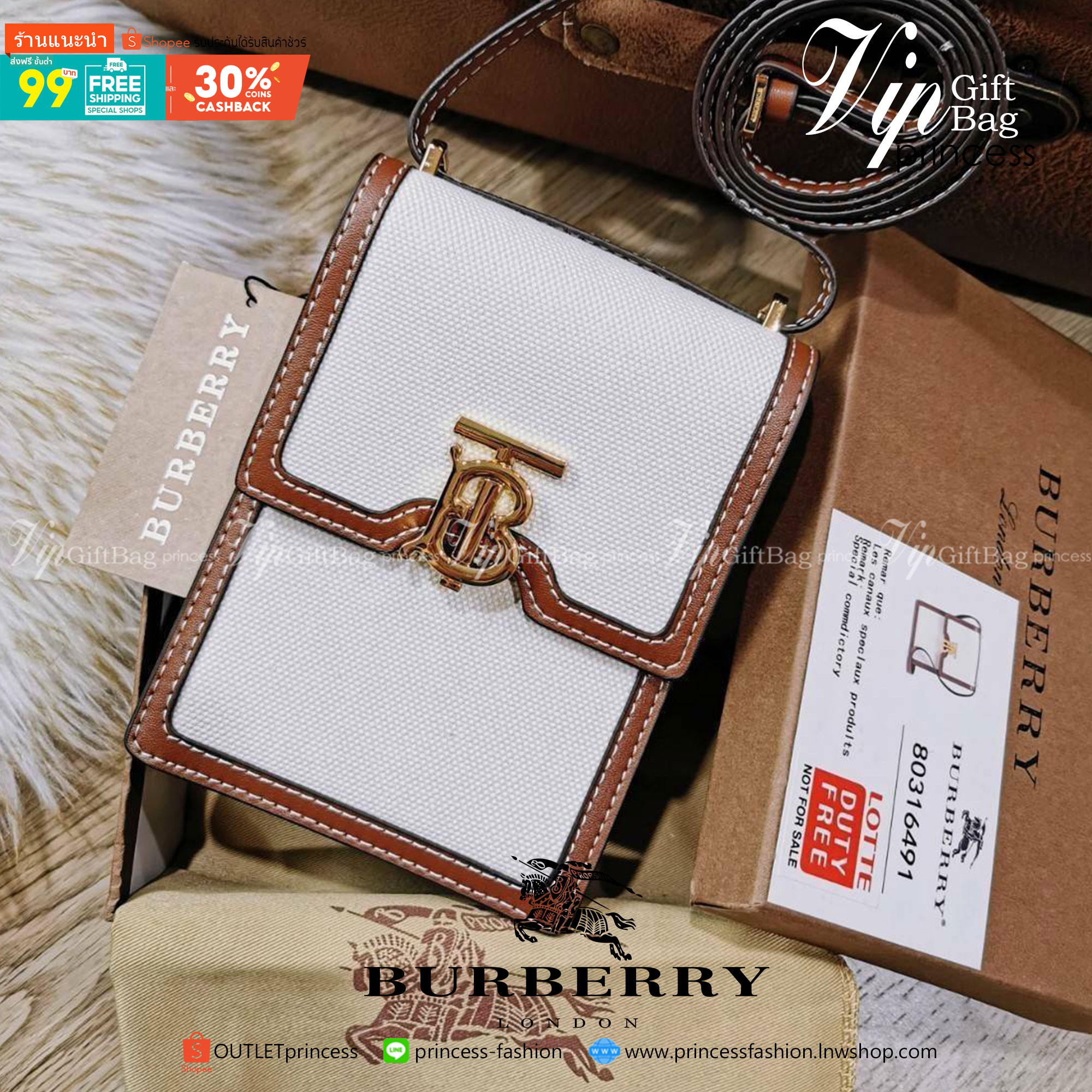พรีเมี่ยมกิ๊ฟแท้ 100% 】BURBERRY FRAGRANCES CROSSBODY BAG VIP GIFT WITH PURCHASE (GWP) กระเป๋าสะพายพรีเมี่ยมกิ๊ฟ Limited Edition จากน้ำหอม BURBERRY วัสดุ Canvas Cotton & Leather ทรงเหลี่ยมแนวตั้งดีไซน์สวยหรูอยู่ทรงมีโลโก้แบรนด์ด้านหน้า