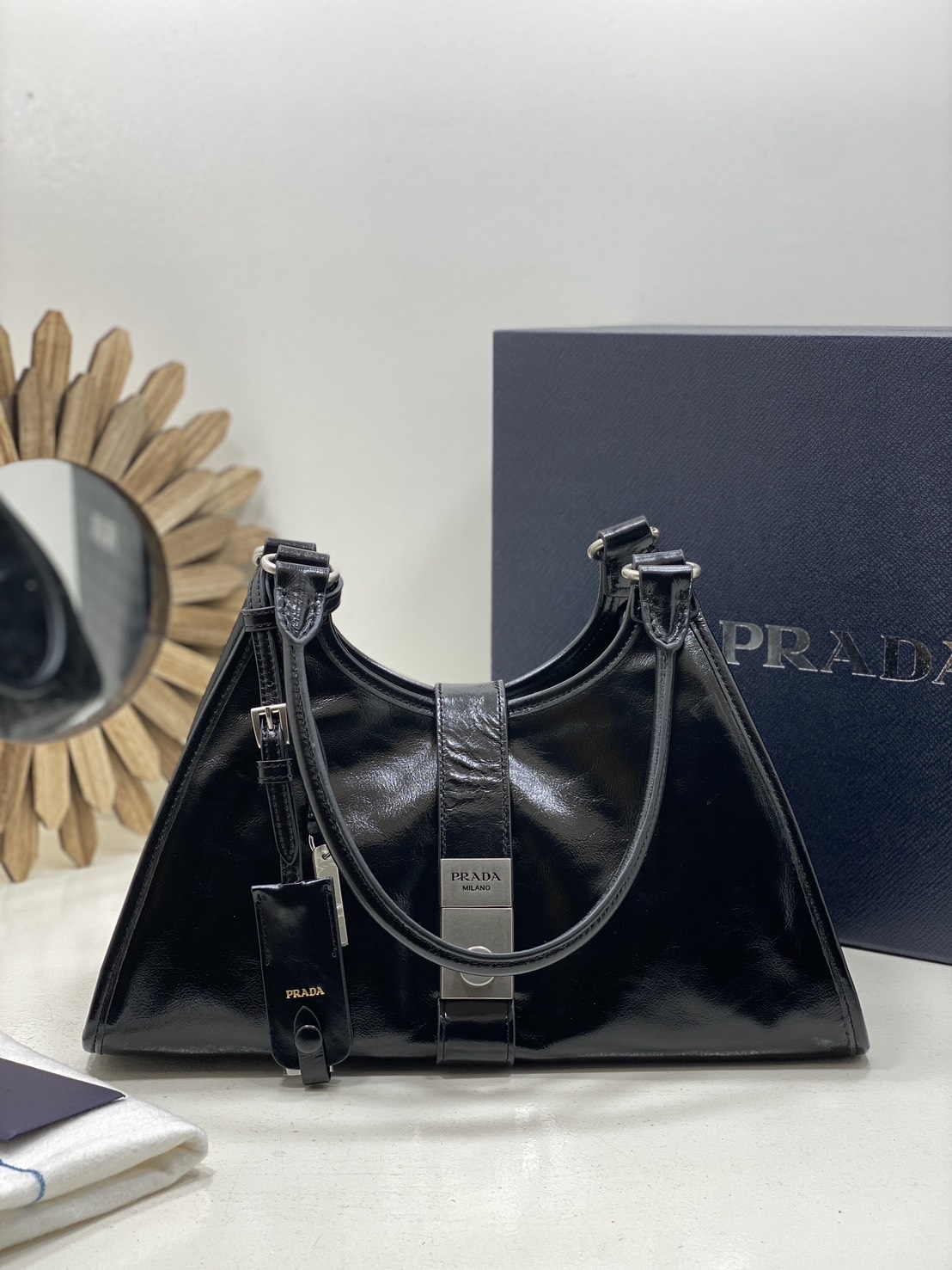 TOP ORI หนังแท้ | เกรดดีสุด PRADA Medium leather tote bag / pradahobo กระเป๋าสะพายทรงโฮโบ คลาสสิคหนังเงาสวยหรูดูแพง ใบใหญ่กำลังดี ดีไซน์ใหม่ล่าสุด ภายในโล่งกว้าง จุของได้สบายๆ