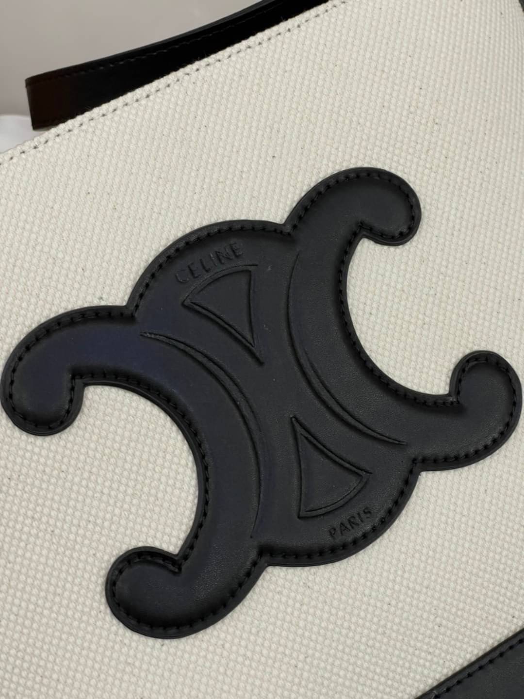 หนังแท้ CELINE SMALL BUCKET CUIR TRIOMPHE IN SMOOTH CALFSKIN / CELINE BUCKET BAG CUIR TRIOMPHE พร้อมส่งที่ไทย คอลเลคชั่นใหม่ ฮิตข้ามปี กับกระเป๋าสะพายทรงถัง ใช้งานง่ายที่สุด สายสะพายในตัว ปรับใช้ได้เลย วัสดุหนังวัว เรียบหรู ผู้ดีไปอีก โดดเด่นด้วยโลโก้เอกล