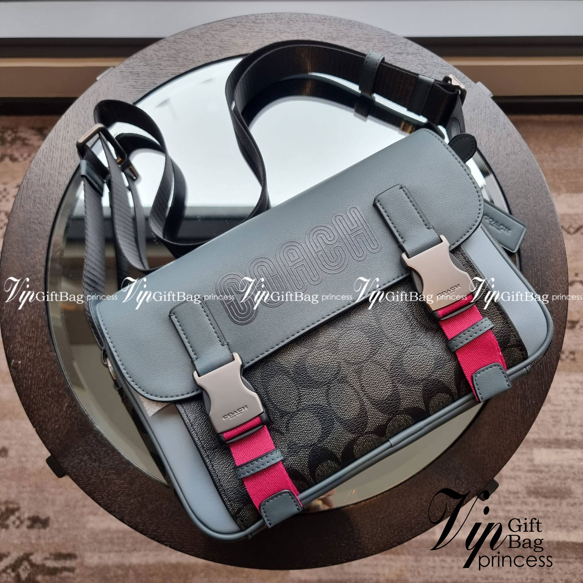 COACH TRACK CROSSBODY IN COLORBLOCK WITH COACH PATCH C6657 C8128 หล่อบอกต่ออีกหนึ่ง กระเป๋าสะพายทรงแมสเซ็นเจอร์ รุ่นเอาใจหนุ่มๆ ที่สาวๆก็อยากใช้!! ด้วยดีไซน์สีคัลเลอร์บล็อคที่โดดเด่น ทำให้ดูน่าใช้งาน วัสดุหนังแท้ สวยคมซ่อนหรู ฝากระเป๋ามีตัวล็อคแน่นหนา เปิ