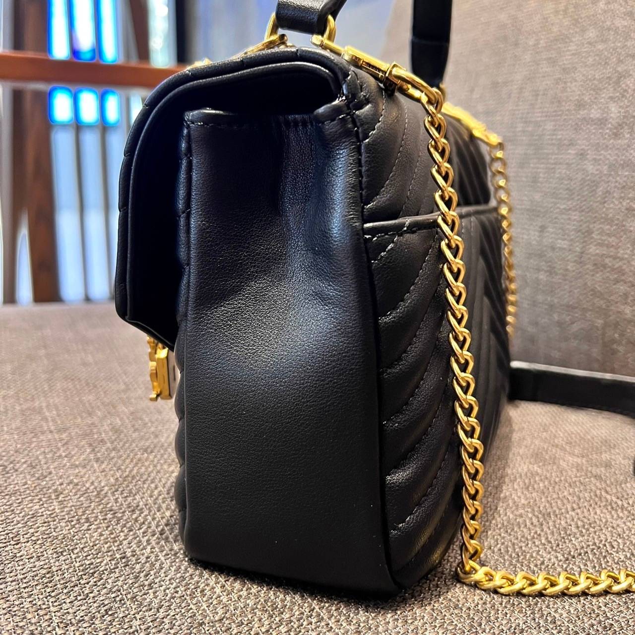 Yves Saint laurent crossbody boutique vip bag กระเป๋าสะพายไหล่ ดีไซน์ทรงสวยหรู พิเศษ แถมฟรี พวงกุญแจห้อยอะไหล่สีทอง ดูแพงไปหมดจริงๆไอเท็มนี้ วัสดุหนังสังเคราะห์ เปิด-ปิดด้วยกระดุมแม่เหล็ก ภายในโล่งกว้าง มาพร้อมหูจับในตัว และสายสะพายครอสบอดี้ที่สามารถถอดออ