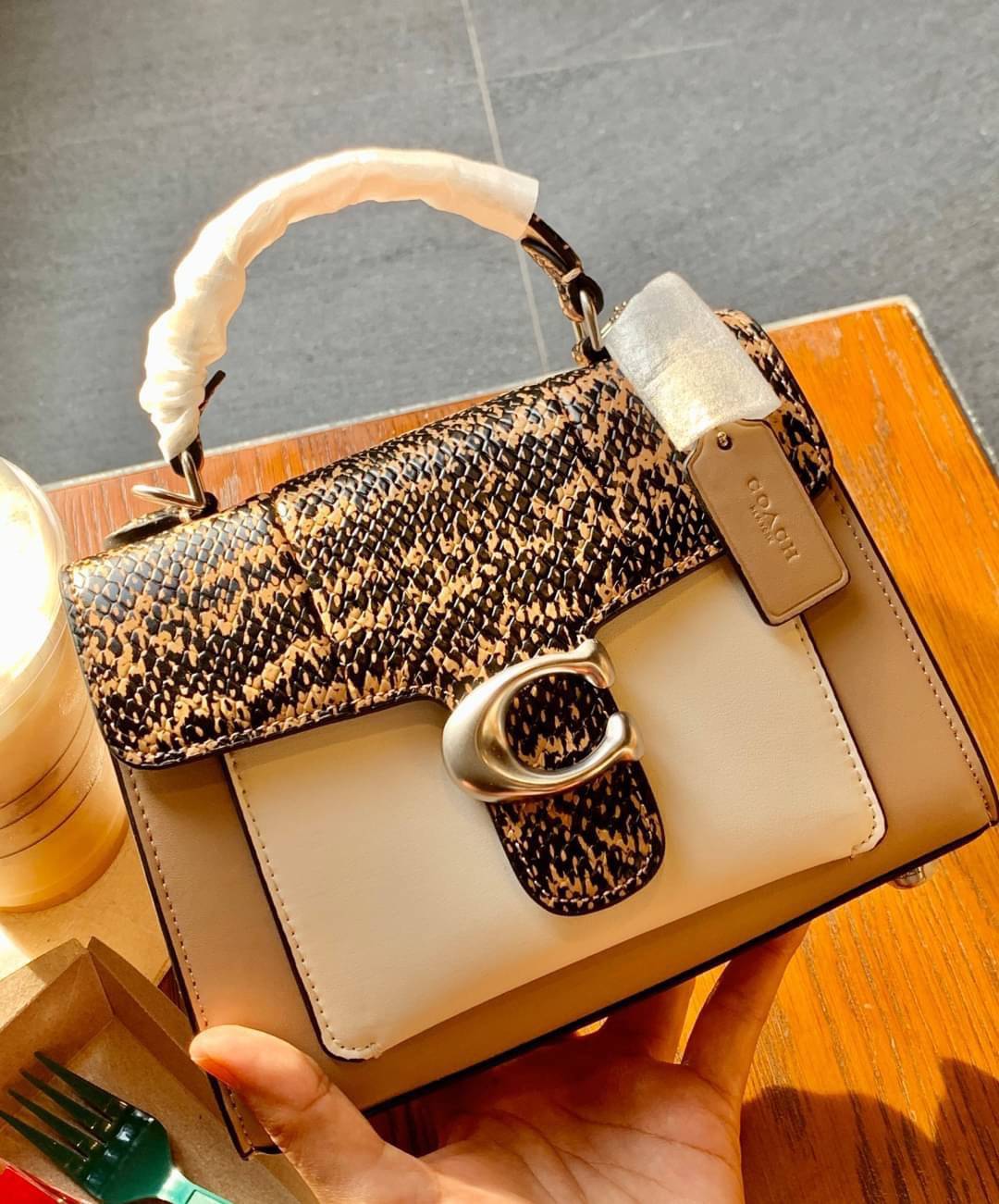 OUTLET 】COACH TABBY TOP HANDLE 20 LEATHER BAG หรูหรามากๆค่ะ สินค้าแนะนำ!! กระเป๋าถือ//สะพายข้างได้ วัสดุหนังแท้อย่างดี หนึ่งใบทำหนัง2แบบได้อย่างลงตัว สวยงาม มีอะไหล่ตัวC ใหญ่ด้านหน้าโดดเด่นหรูมากๆค่ะ 🔺เปิดปิดแบบกดล็อค ภายในมี2ช่องสำหรับใส่ของ สามา