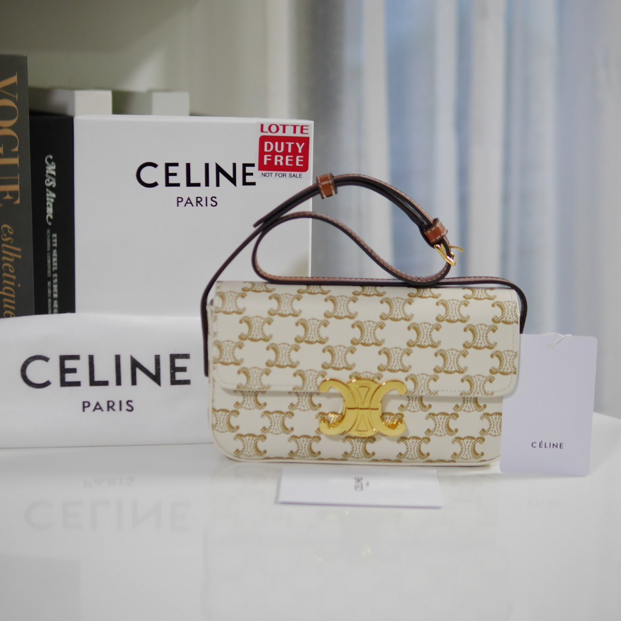 พร้อมส่งที่ไทยแล้วกับ CELINE TRIOMPHE SHOULDER BAG หนังทั้งใบลายสวยหรู ด้านในเปิดด้วยด้วยที่บีบโลโก้อะไหล่ทอง จุของได้กำลังดี ใส่โทรศัพท์ กระเป๋าสตางค์ใบสั้น ของจุกจิกได้ เหมาะกับสาวๆในวัน