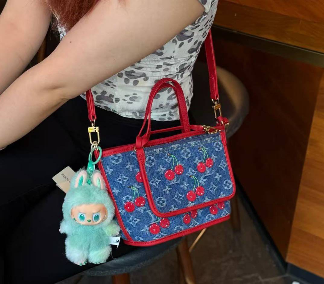 LV x TM Neverfull Inside Out BB Monogram cherry denim 20cm กระเป๋าสะพายทรงโท้ทพร้อมใบเล็กเข้าเซ็ท โดดเด่นมีชีวิตชีวา ด้วยเดนิมวินเทจปักลายเชอร์รี่สีสันสดใสสะดุดตาสะท้อนสไตล์ไอคอนิก