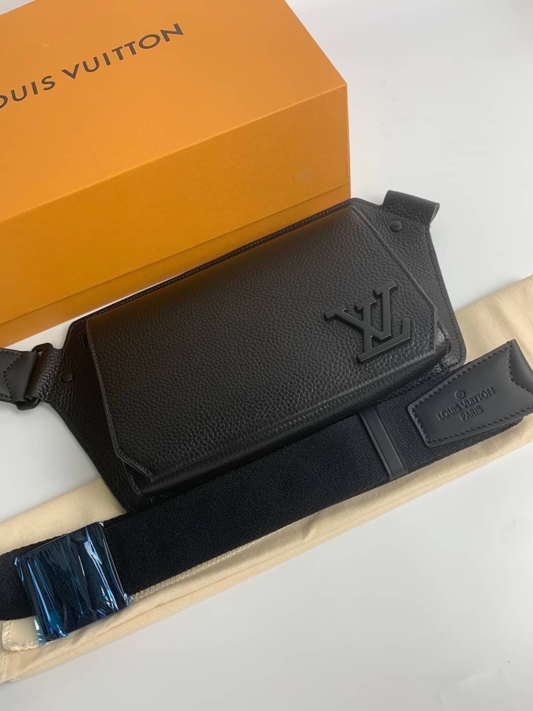 LV Takeoff Sling Bag Black grained leather / LV Belt Bag กระเป๋าสะพาย/คาดอก หนังแท้ ดีไซส์ร่วมสมัย สีดำสุดคลาสสิก สง่างามตลอดกาล มีไว้ไม่มีเอาท์ ท่านชายควรมีมากค่ะ เกรดท็อป ออริ เทียบแท้ 1:1 เกรดดีสุด