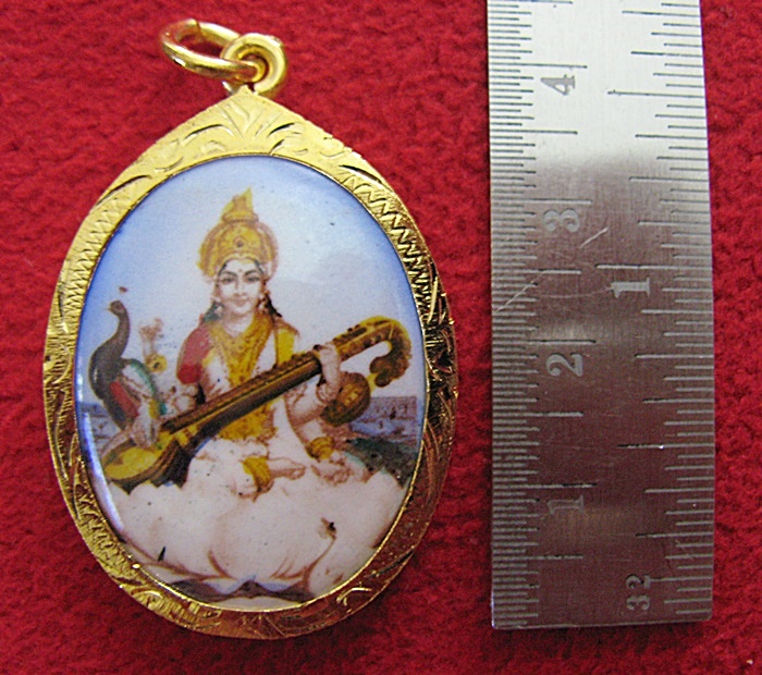 สินค้าหมดค่ะ ล็อกเก็ตพระแม่สรัสวดี(เทวีแห่งสติปัญญา)เลี่ยมทองไมครอนพร้อมใบคาถาค่ะ