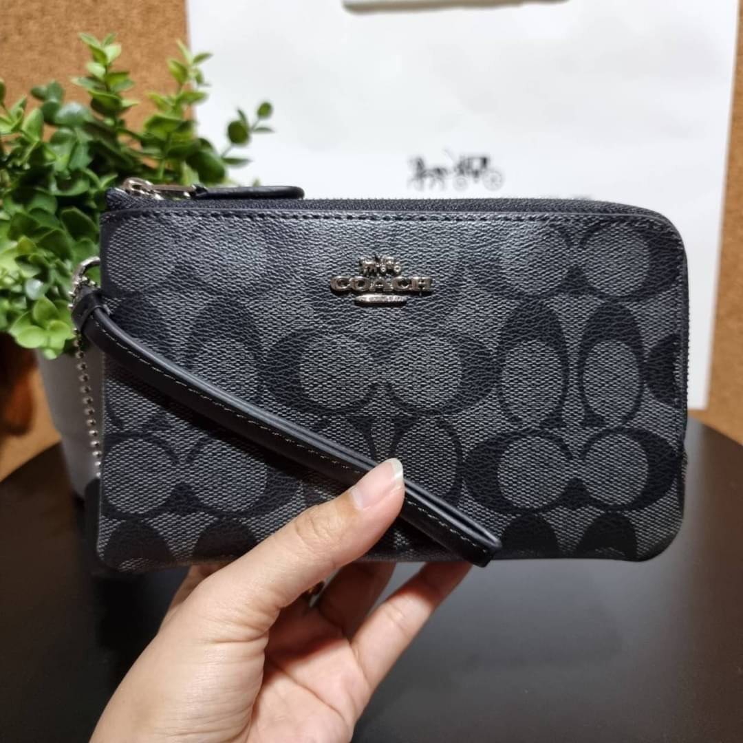 COACH F87591 DOUBLE CORNER ZIP WALLET IN SIGNATURE COATED CANVAS คล้องมือรุ่น 2 ซิป!! มาแล้วจ้า 🌟🤗 ไซส์นี้คือเหมาะมือจริงๆ พกง่ายเช่นเคย ไม่ต้องกังวลว่าจะเกะกะหรือกินพื้นที่กระเป๋าหลัก วัสดุหนังแคนวาสเคลือบลาย มีช่องหลักแยก 2 ช่อง ภายในบุผ