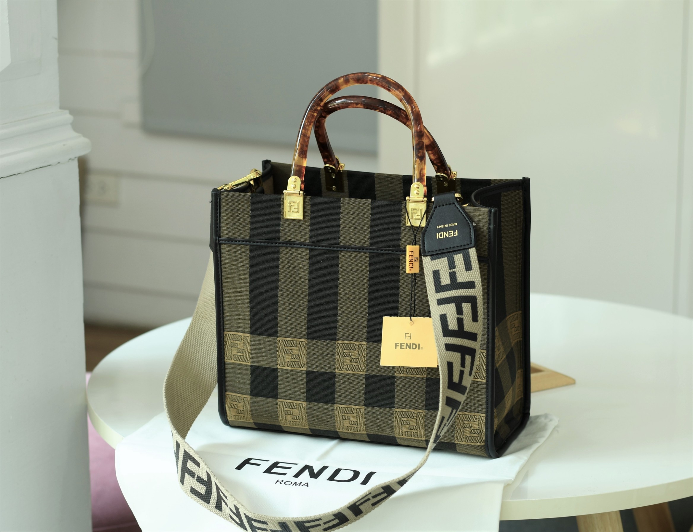 พรีเมี่ยมกิ๊ฟแท้ 100% 】Fendi New Tote Gift bag กระเป๋าถือหรือสะพายไหล่ วัสดุผ้า canvas ปักลายแบรนด์ น้ำหนักเบา ภายในโล่ง จุของได้เยอะ สวยหรู ดูดี คุณนายสุดๆ ไอเท็มแนะนำเลยค่า