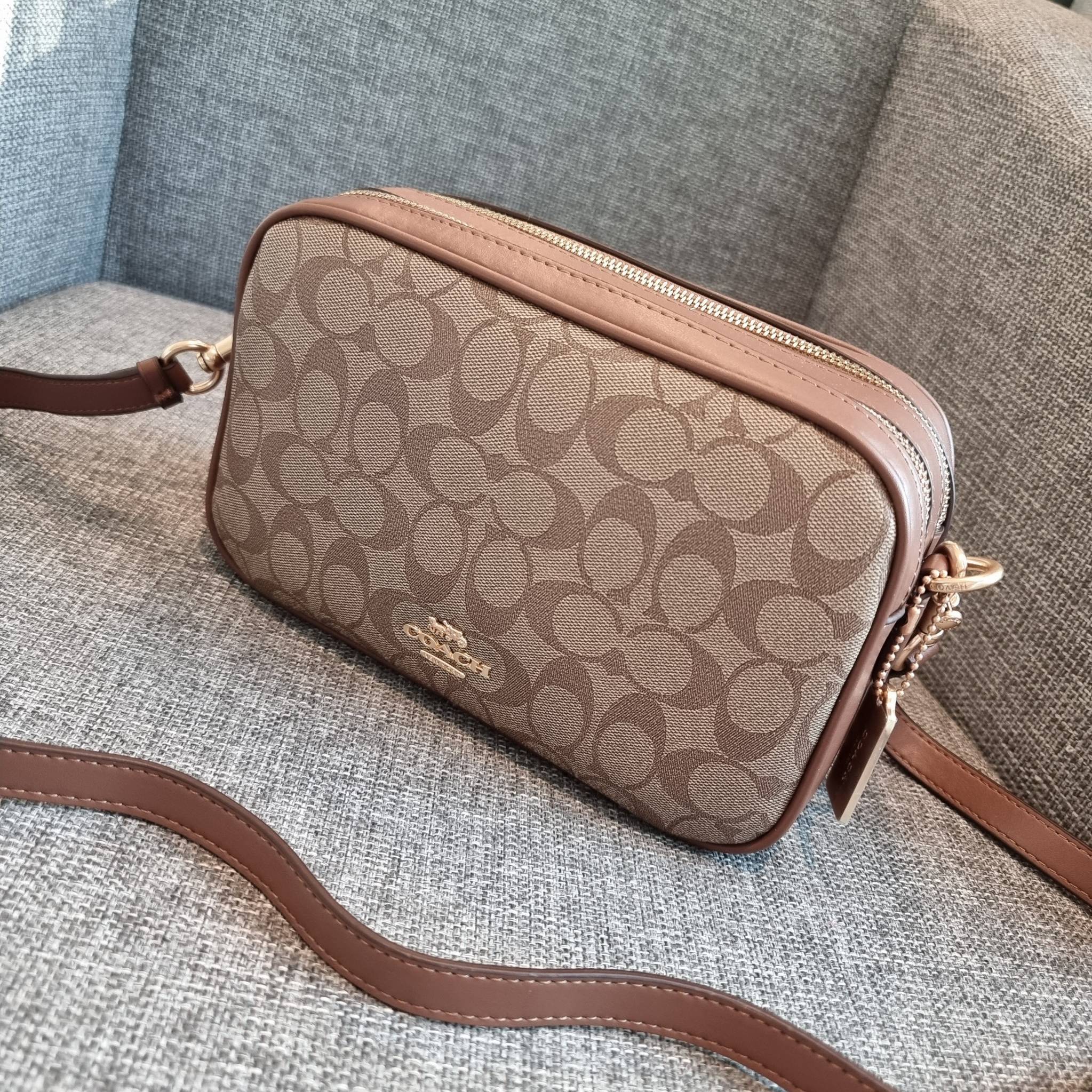 OUTLET 】COACH F68168 JES CROSSBODY IN SIGNATURE CANVAS รุ่นยอดฮิต!! กระเป๋าสะพายข้าง รุ่น 2 ซิป ใบใหญ่จุใจ สีคลาสสิคขายดี!! วัสดุหนังแคนวาสเคลือบลาย เปิด-ปิดด้วยซิป 2 ช่องหลัก ใช้งานง่าย ทรงสวยมากๆรุ่นนี้ มาพร้อมสายสะพาย crossbody ปรับได้ตามตัว ภายในใส่ขอ