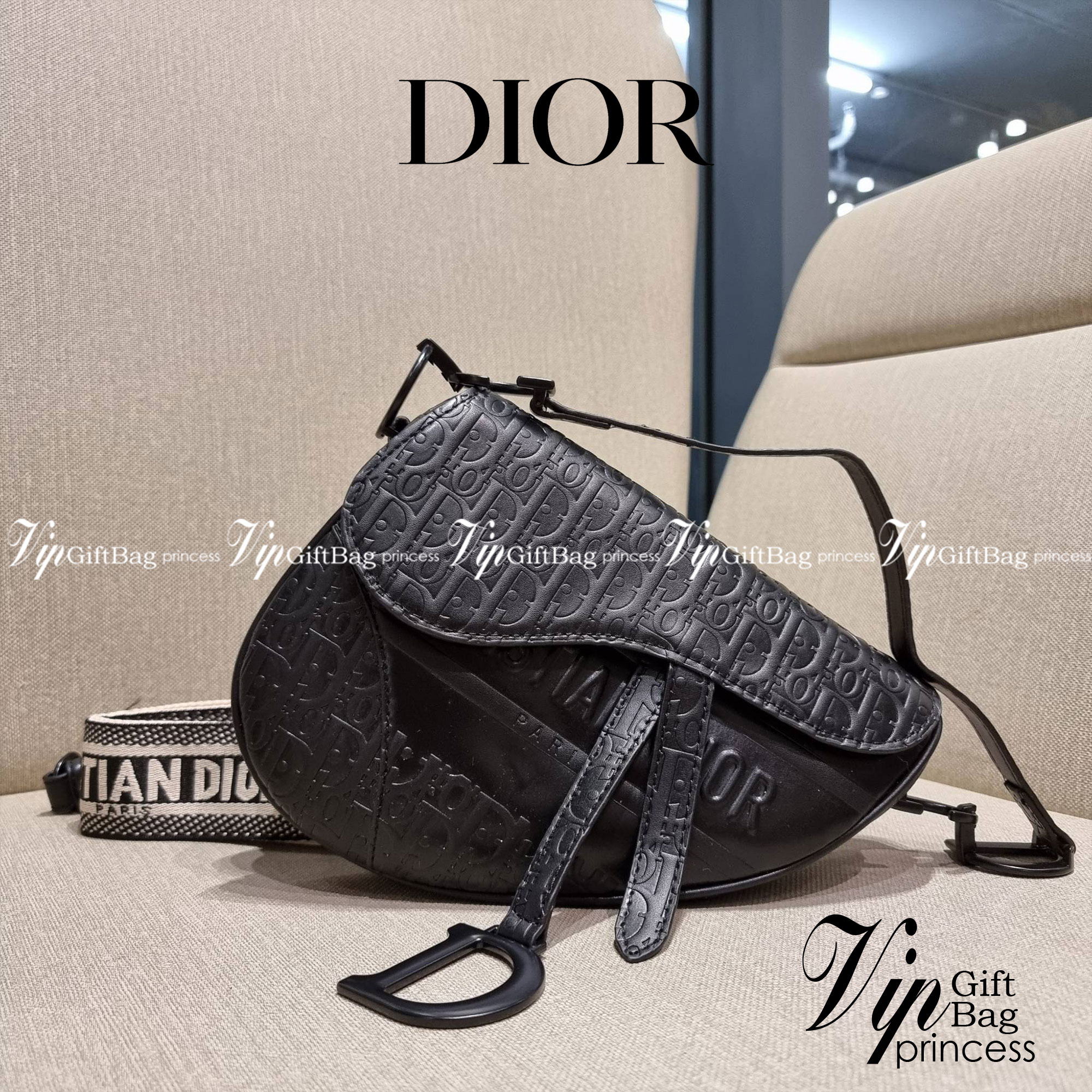 VIP CD OBLIQUE SADDLE BAG / DIOR SADDLE กระเป๋าสะพายข้าง ทรงสวยไม่ซ้ำใคร กิมมิคในตัว ดูแพง ไซส์ใหญ่ ดีไซน์ย้อนยุค เป็นเอกลักษณ์สวยทุกแบบ เปิด-ปิดด้วยกระดุมแม่เหล็กซ่อน ใช้งานง่ายมากๆ ภายในเป็นช่องโล่ง มีช่องซิป ใบสีดำเป็นหนังแท้ ใบลายเป็นผ้าแคนวาส ดูดี ดู