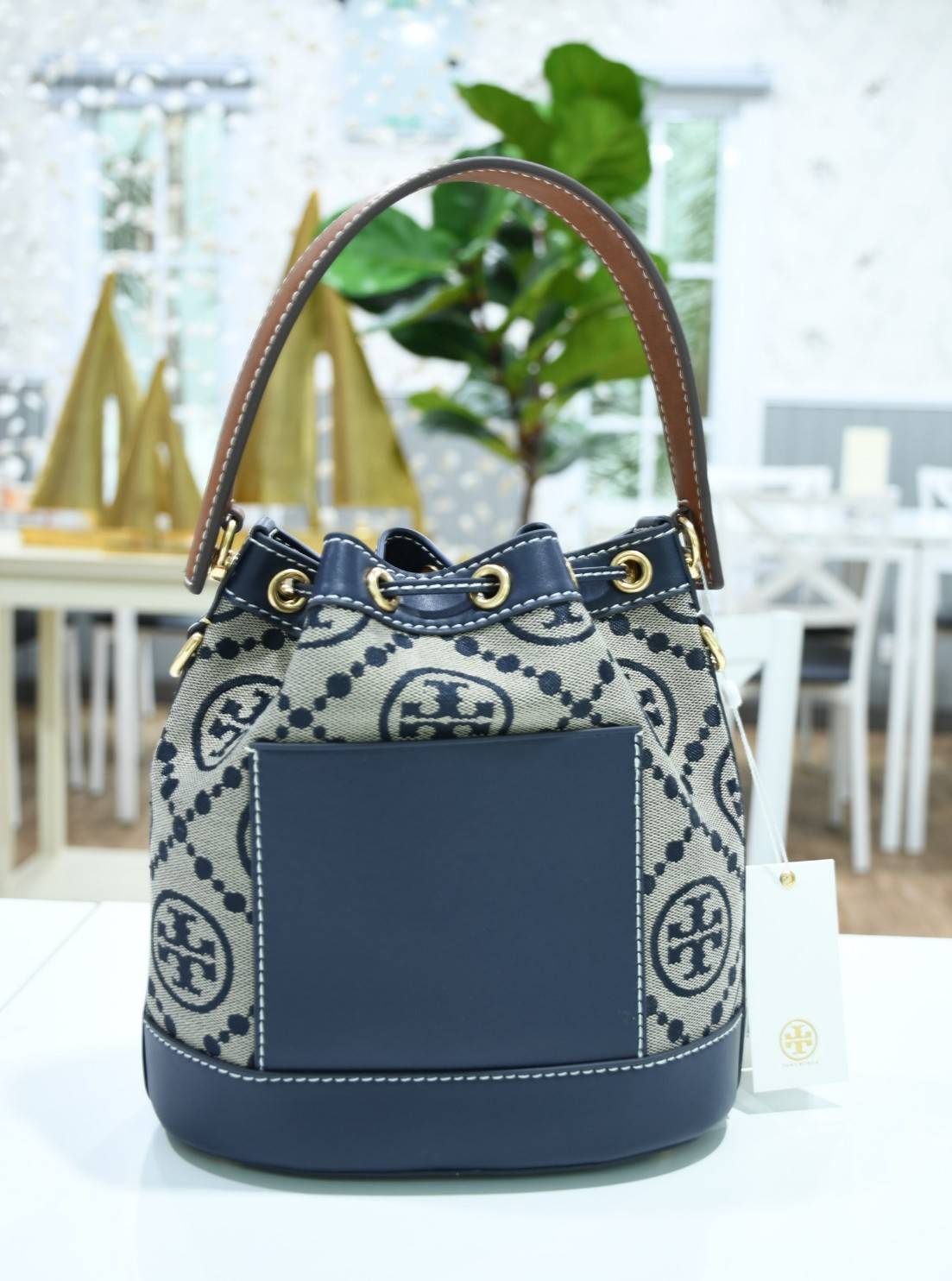 ของแท้ 💯% TORY BURCH Monogram Jacquard Bucket Bag กระเป๋าถือหรือสะพายไหล่ วัสดุผ้า Canvas โลโก้ Jacquard ทรงถัง ตั้งอยู่ทรง กระเป๋าปักลายแบรนด์ สวยหรู สายยาว Crossbody ได้ เปิด-ปิด โดยเชือกรูด เปิด-ปิดพร้อมสลับที่ประดับโลโก้ สวยหรู คุณนาย สุดๆ ไปเ