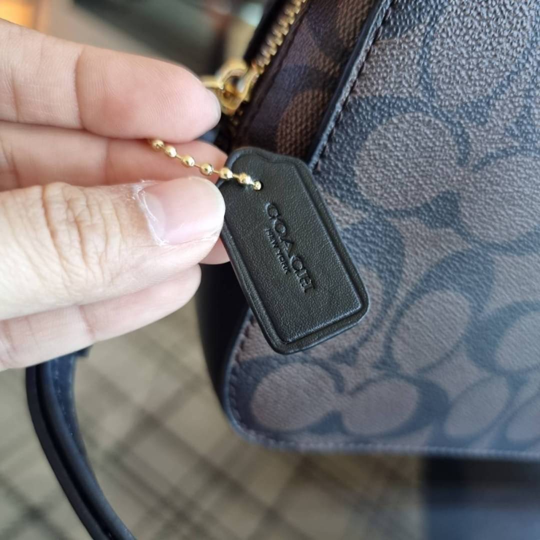 COACH 91677 MINI CAMERA BAG IN SIGNATURE CANVAS ขายดีที่สุด!! กระเป๋าสะพายข้างไซส์มินิ คลาสสิคอยู่ทรง อะไหล่ทองตัดดูหรู วัสดุหนังแคนวาสเคลือบลาย เปิด-ปิดด้วยซิป สายสะพายปรับได้ตามตัว ใบนี้แมทช์ได้ทุกลุค ใช้เป็น everyday bag ได้สบายๆเลยจ้า