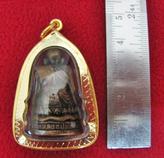 สินค้าหมดค่ะ องค์หลวงปู่ทวดนั่งประทับบนฐานงูเลี่ยมทองไมครอนพร้อมใบคาถาค่ะ