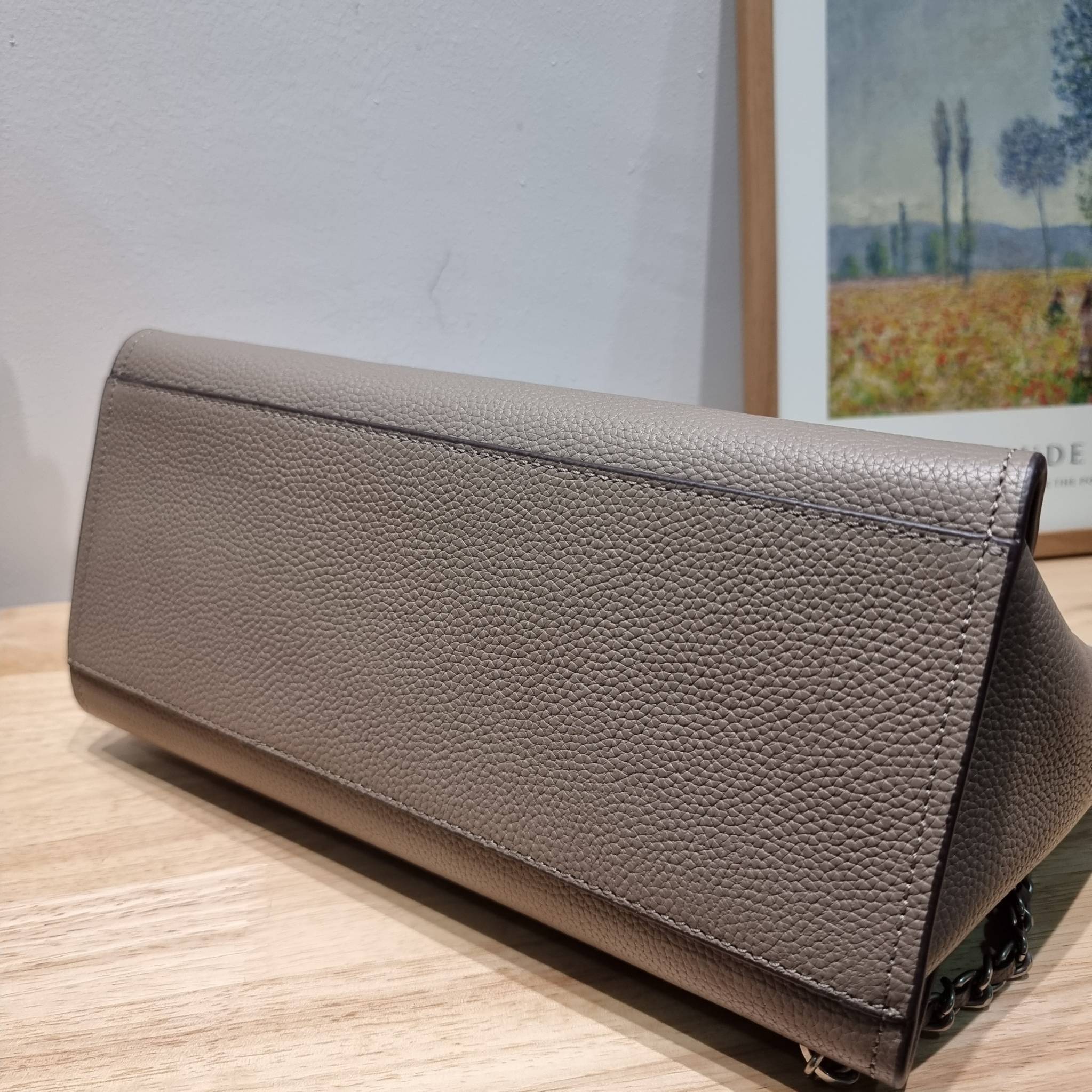 TORY BURCH BRITTEN SMALL SLOUCHY TOTE / TORY TOTE BAG / TORY BAG พร้อมส่ง กระเป๋าสะพายตัวแม่ รุ่น top ที่สวยดูแพง ใช้งานสะดวกมาก ดีไซน์ออกมาได้เรียบหรู ผู้ดี