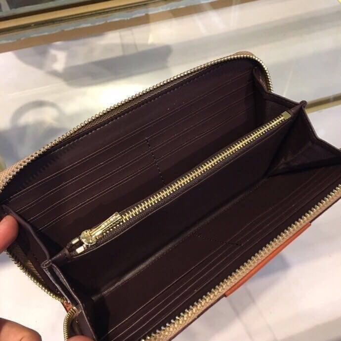 ของแท้ COACH Accordion Zip Wallet in Signature Coated Canvas with Leather กระเป๋าสตางค์ใบยาว เปิด-ปิดกระเป๋าด้วยซิปรอบ ด้านในมีช่องใส่บัตร ช่องใส่ธนบัตร และช่องซิปใส่เหรียญค่ะ ถือไปไหนก็ได้รอบโลกค่ะ