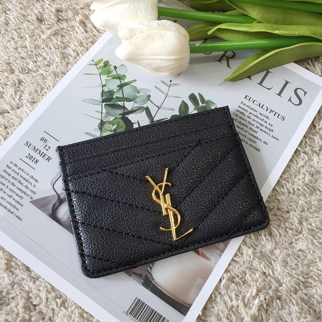 งานหรูเว่อวัง พร้อมส่งคะ YSL card holder in Black(GWP) 💳 จากพรีเมี่ยมกิ้ฟแบรนด์หรูอย่าง YSL ดีไซน์สวยเก๋ หนังคาเวียร์dด้าน ประดับ Logo brand อะไหล่ทอง *ขนาดกำลังน่ารัก ใส่บัตรได้ถึง 5 ใบ พกพาสะดวก จะซื้อไว้ใส่บัตรใบหรู หรือซื้อให้เป็นของขวัญ ก็ควร