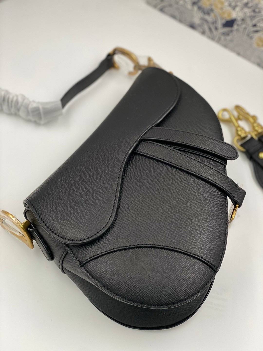 ORI หนังแท้ | DIOR Saddle Bag with Strap Grained Leather กระเป๋าถือ/สะพายทรงอานม้า รุ่นยอดนิยมที่มีเอกลักษณ์สวยงามเหนือกาลเวลา ลูกเล่นห้อยด้วยตัวอักษร D ตรงหูหิ้วมีกิมมิค CD สวยหรูดูแพง