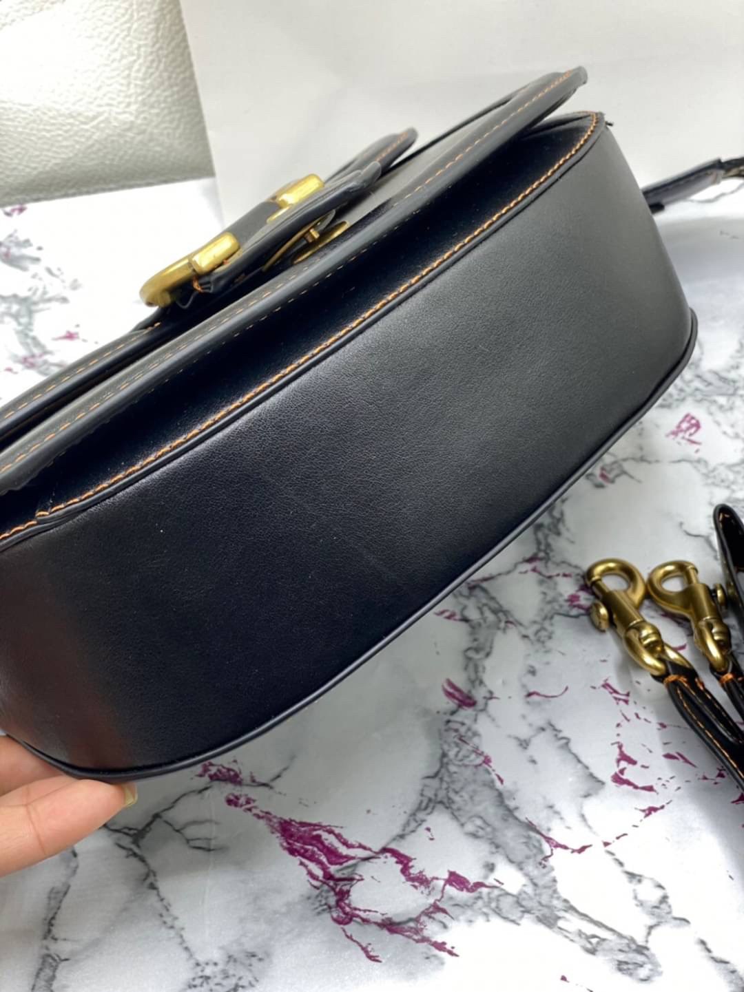 Coach Printed Coated Canvas And Glovetaanned เข้าเพิ่ม 4 แบบ มี 2สาย สายหนังและสายสปอร์ต สุดคุ้มเลยค่าา พร้อมส่งที่ไทยอีกครั้ง ฮอตฮิตไม่เลิกค่ะ ถามหากันเยอะมาก! กระเป๋าสะพายครอสบอดี้ร์ วัสดุหนังแท้ชั้นดีที่สุด! หนังสวย บวกกับอะไหล่แบรนด์ที่ดูเด่นคลาสสิคตร