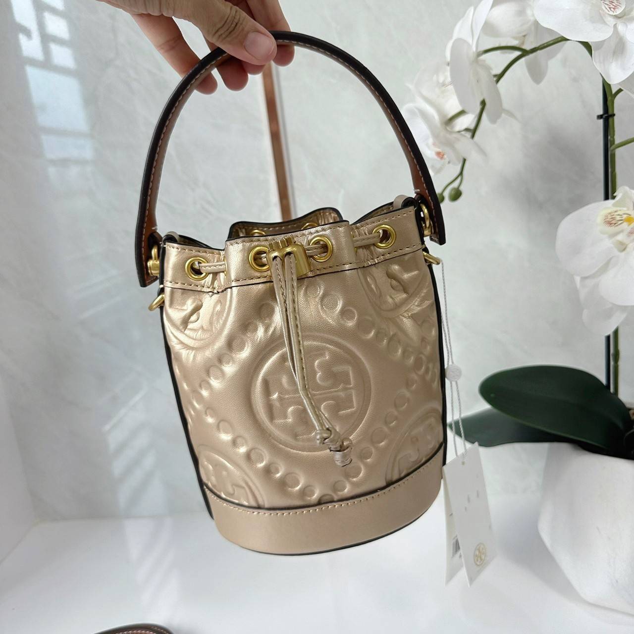 6 สี Tory Burch Puffy Mini / Tory burch T Monogram Puffy Patent Mini Bucket Bag / Tory Bucket Bag กระเป๋าบัคเกต size เล็ก โดดเด่นด้วยโลโก้ตัวนูนปั๊มด้านหน้า
