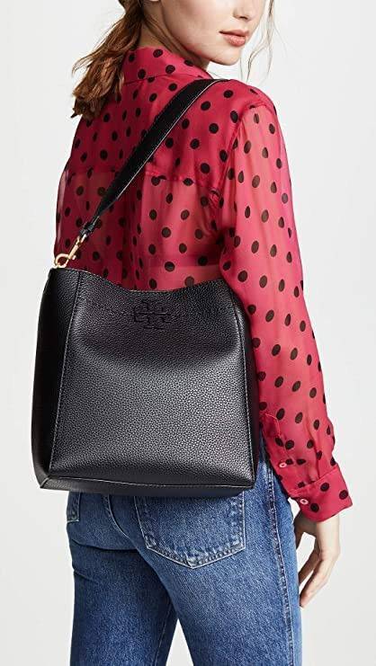 ของแท้ 💯% Tory Burch Mcgraw Hobo Bag TORY BURCH MCGRAW HOBO BAG รุ่น 51063 กระเป๋าสะพายไหล่ สะพายได้ 2 ทรง ทรงสวยไม่ตกเทรน ผลิตจากหนังแท้ หนังลูกวัว หนังนุ่ม หนังหอม น้ำหนักเบามากกก!! นิ่มสวยมากๆ