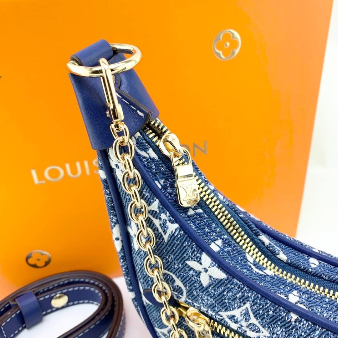 LV Loop Navy Blue Denim Jacquard textile lining / LOUIS VUITTON MONOGRAM LOOP BAG กระเป๋าทรง half-moon Loop พร้อมส่งกระเป๋าทรง half-moon Loop ที่รังสรรค์ออกมาได้สวย เก๋ และดูดีมากๆ ใบจริงสวย น่าใช้มากๆ ได้กับทุกๆวัน ตลอดวันเลยจริงๆ สินค้าเข้าใหม่ แนะนำ ห้