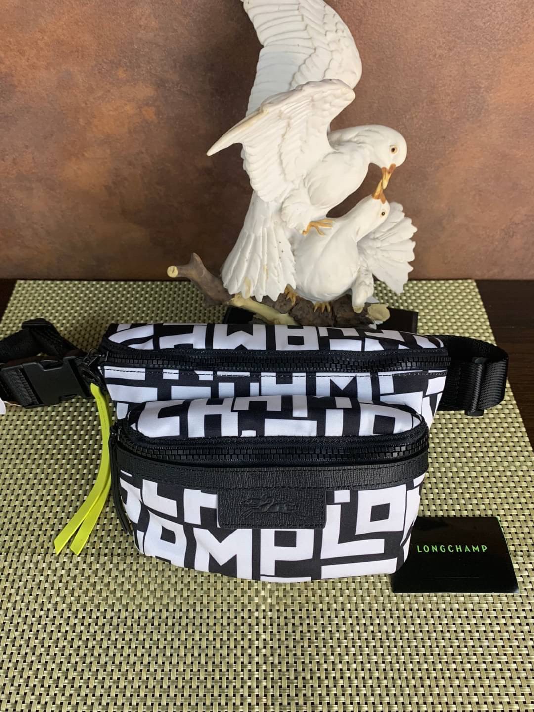 LONGCHAMP LE PLIAGE LGP BELT BAG M เท่ห์อย่างมีสไตล์กระเป๋าทรงคาดอกและคาดเอวดีไซน์แนวสปอร์ต เพิ่มความโดดเด่นทันสมัยด้วยลายซิกเนเจอร์ มีช่องซิปที่ใช้งานง่ายช่วยให้คุณหยิบใช้สิ่งของจำเป็นได้อย่างสะดวกและง่ายดาย และผสานสายรัดแบบปรับได้เข้ากับหัวเข็มขัดตัวล็อ