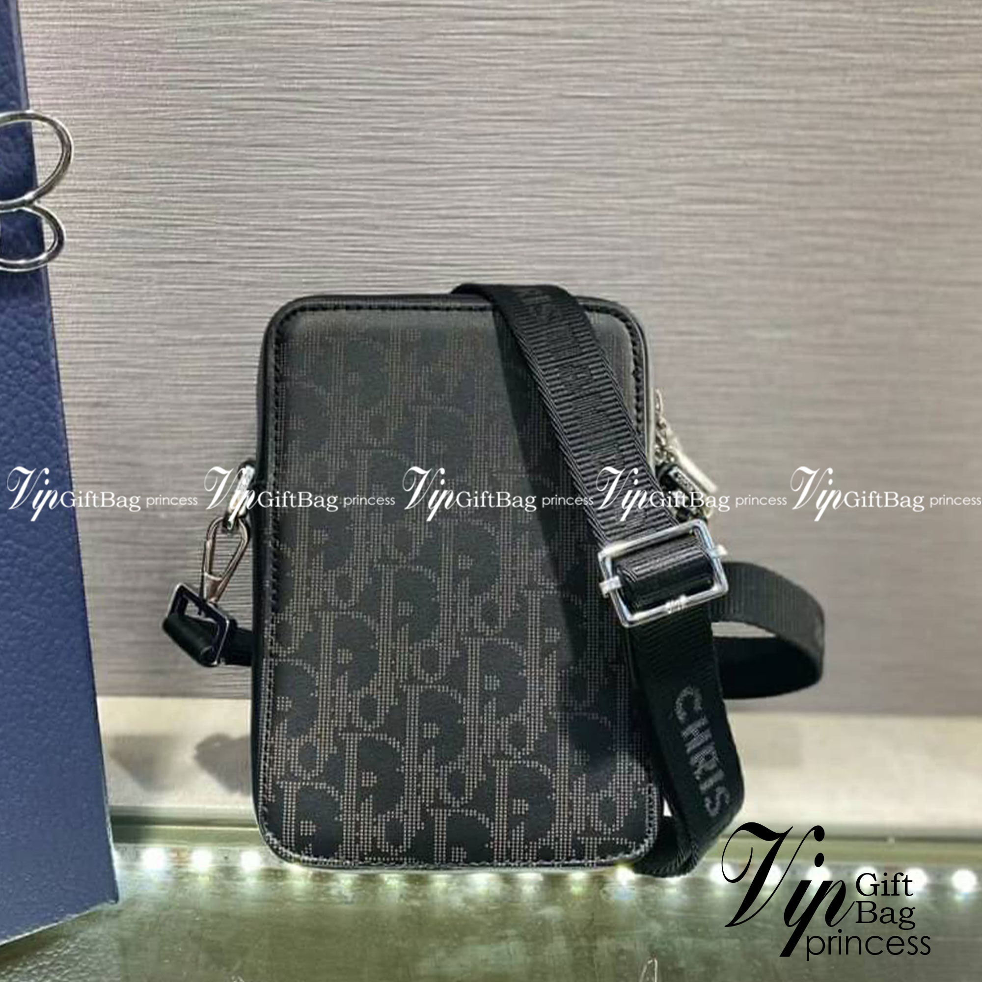 Dior World Tour Vertical / DIOR WORLD TOUR OBLIQUE GALAXY LEATHER MESSENGER POUCH BAG / Dior Pouch With Strap Oblique Galaxy Calfskin เกรดเทพออริจินอล หนังแท้ ภาพถ่ายจากสินค้าจริง ใช้งานต่างประเทศได้