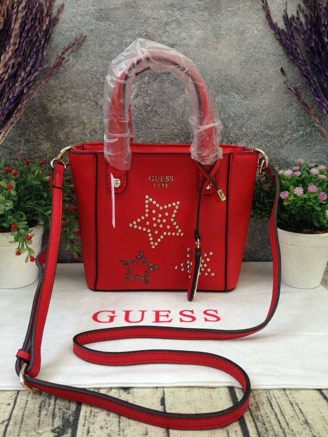 GUESS DELANEY SAFFIANO MINI CROSSBODY BAG WITH STAR กระเป๋าถือหรือสะพาย GUESS FACTORY วัสดุหนังลาย Saffiano ประดับอะไหล่เงินรูปดาวสุดชิค ขนาดกำลังดี น้ำหนักเบา ด้านหน้าประดับ logo พร้อมกับ พวงกุญแจ Signature แบรนด์ที่หูหิ้ว ถอดเเยกใช้ได้ เปิดปิด ด้วยซิป ภ