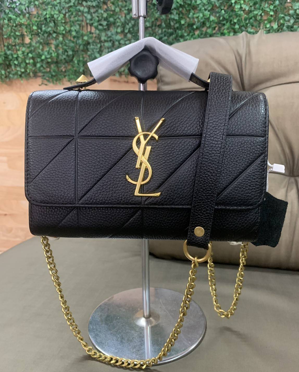 SAINT LAURENT YSL BAG VIP GIFT WITH PURCHASE (GWP) พรีเมี่ยมกิ้ฟ Limited Edition จาก YSL DUTY FREE COUNTER วัสดุหนังแกะหนังเคราะห์ ตกแต่งลวยลายตาราง ปักหมุดตรงหูหิ้ว ด้านหน้าประดับโลโก้แบรนด์YSL ขนาดกระทัดรัด หนังเงาสวย อะไหล่ทองทั้งใบ มาพร้อมสายสะพายยาวส