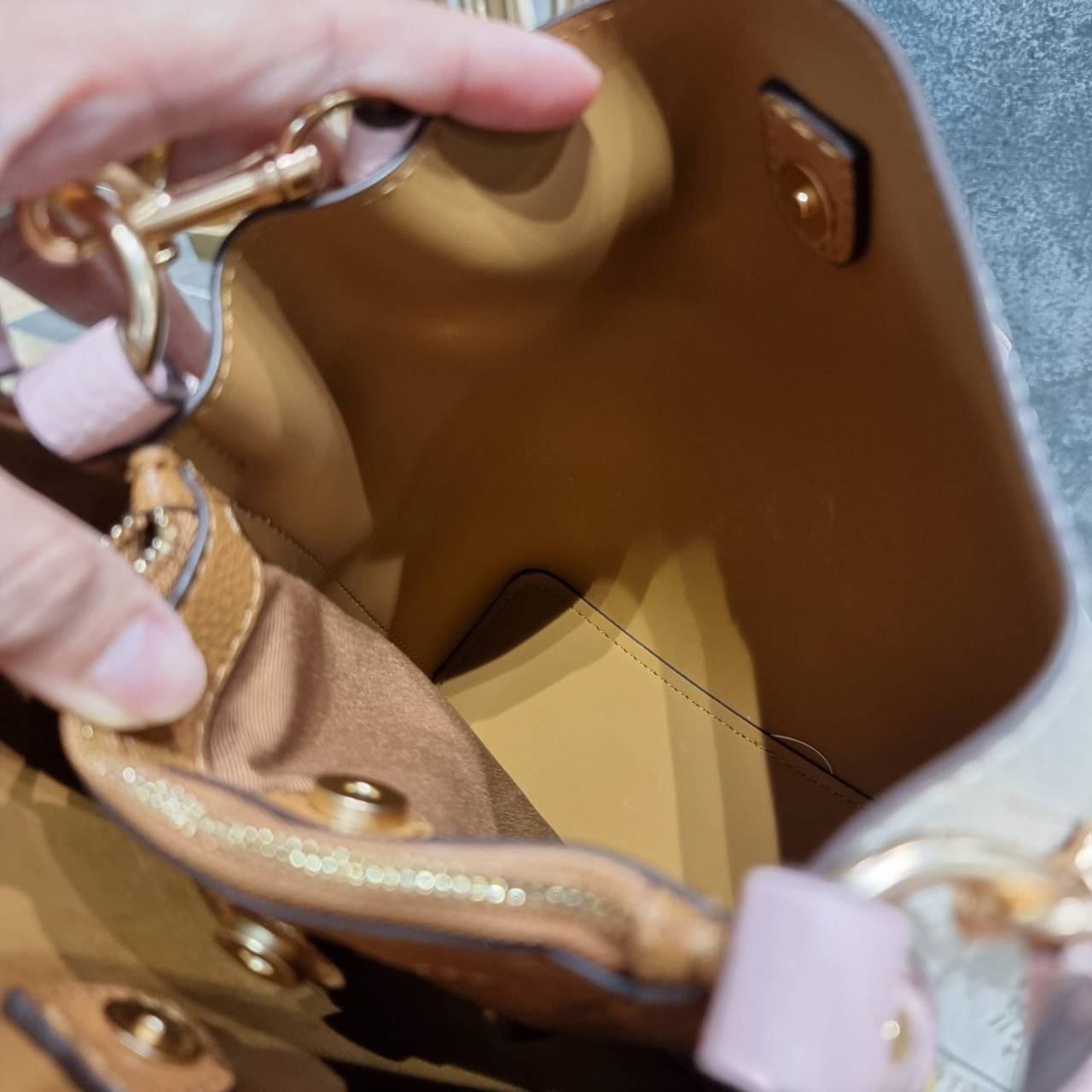 COACH C3598 SMALL TOWN BUCKET WITH SPACED WILDFLOWER PRINT คอลเลคชั่นใหม่ พร้อทเสิร์ฟความสวยก่อนใคร กระเป๋าทรงบัคเก็ตยอดฮิตตลอดกาล ดีไซน์ดอกไม้คละรอบใบ วัสดุหนัง pepble ดูผู้ดี ละมุนไปอีก ปากกระเป๋าเปิด-ปิดด้วยกระดุมแม่เหล็ก 2 ฝั่ง มีหูจับในตัวและสายสะพาย