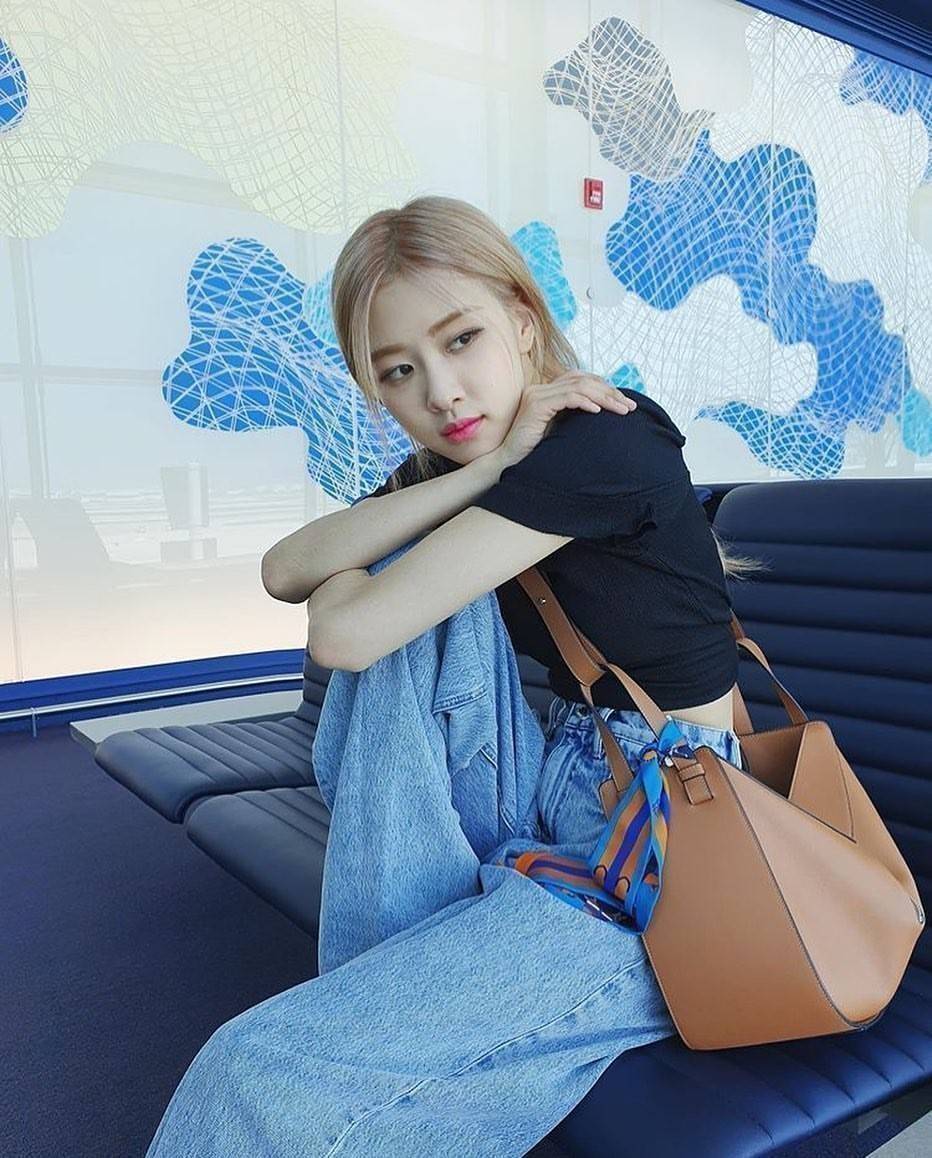 LOEWE Hammock Small leather and canvas LOEWE HANDLE & SHOULDER BAG GIFT WITH PURCHASE (GWP) กระเป๋าถือหรือสะพายหนังแท้พรีเมี่ยมกิ๊ฟ Limited จาก LOEWE PERFUME DUTYFREE รุ่น Rare items สุดๆวัสดุหนังแท้ Calfskin หนังสวยดีไซน์มีเอกลักษณ์ ใบใหญ่กำลังดี น้ำหนัก