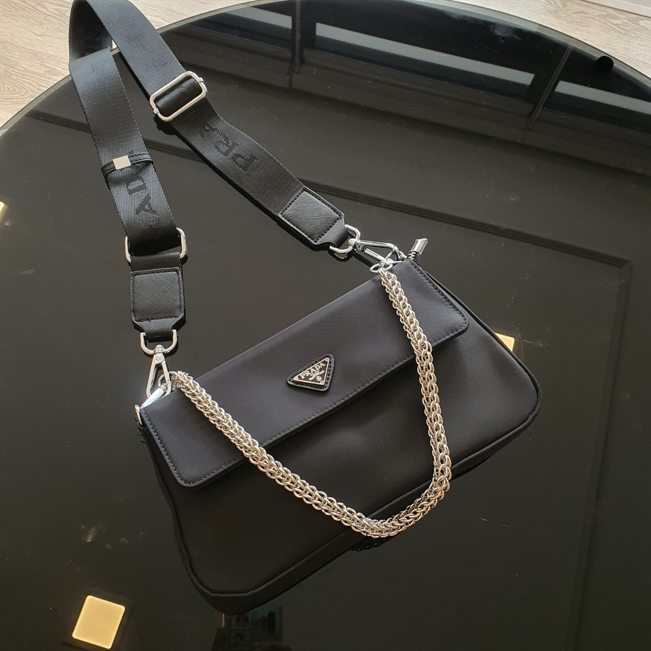 Prada nylon crossbody bag พร้อมส่งรุ่นใหม่ New Arrival จากแบรนด์ Prada ทรง shoulder bag ทรงยอดฮิตของคุณผู้หญิงเลยค่ะ มาพร้อม2สาย สายสปอร์ตและสายโซ่ วัสดุทำจากผ้าNylon อย่างหนา กันน้ำได้คะ