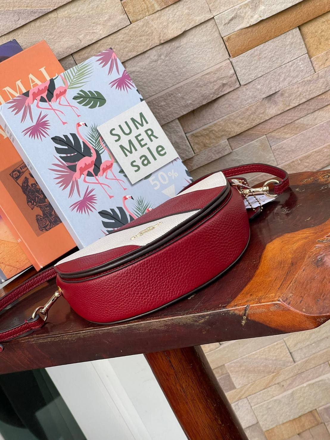 พร้อมส่งที่ไทยครบทั้ง6สีค่ะ 😘 Coach Ellen Crossbody In Signature ((C1432)) กระเป๋าทรงฮาฟมูนรูปทรงคลาสสิก ออกแบบให้มีลักษณะโค้งมน ไม่ดูเป็นทรงแข็งจนเกินไป ดีไซน์และสีของกระเป๋ายังเรียบง่าย เข้าได้กับทุกชุด สะพายครอสบอดี้ร์//สะพายข้าง หรือถือแบบคลัท