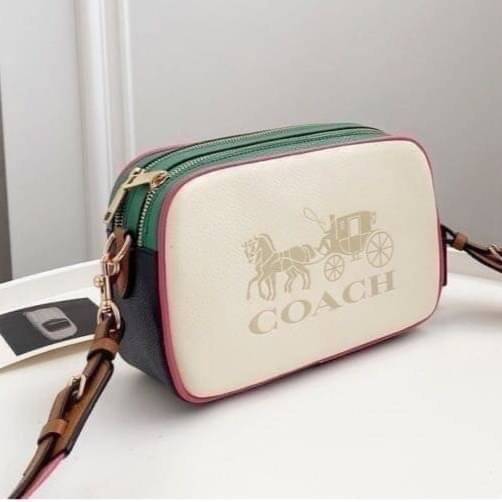 Coach Leather Jes Crossbody in Colorblock ((72704)) กระเป๋าสะพายข้าง//ครอสบอดี้ร์ วัสดุหนังแท้ หนังนิ่มสวยงาม มากๆค่ะ ด้านหน้ามีโลโก้แบรนด์เด่นชัดสะดุดตา ช่องหลักแบ่งเป็น2ซิป แต่ละช่องกว้าง ใส่กระเป๋าเงินใบยาวได้ ของอื่นๆได้จุค่ะ มีช่องเล็กให้ใส่ของจุกจิก