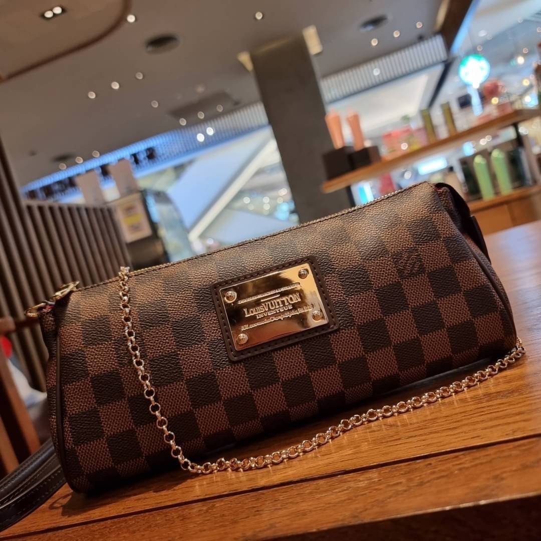 LV CROSSBODY CLUTCH BAG WITH CHAIN / LV Eva Clutch Crossbody Bag กระเป๋าสะพายวีไอพีพรีเมี่ยม วัสดุหนังแคนวาสคุณภาพ โลโก้เพลทอะไหล่ทอง คมชัด หรูหรา เปิด-ปิดกระเป๋าด้วยซิป ภายในเป็นช่องโล่ง ใส่ของใช้สำคัญได้สบายๆ มือถือ พาวเวอร์แบงค์ เครื่องสำอางค์ ของจุกจิ