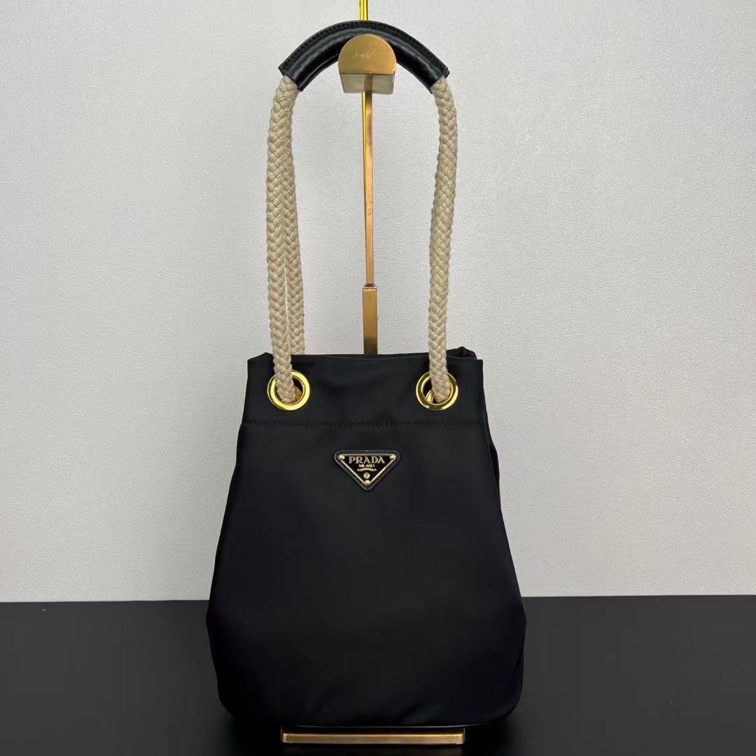 Prada Mariner Re-Nylon small bucket bag กระเป๋าทรงบคเก็ตผ้าไนลอน รุ่นใหม่ โดดเด่นด้วยสายสะพายเป็นเชือก แรงบันดาลใจจากสไตล์การเดินเรืออันเหนือกาลเวลา