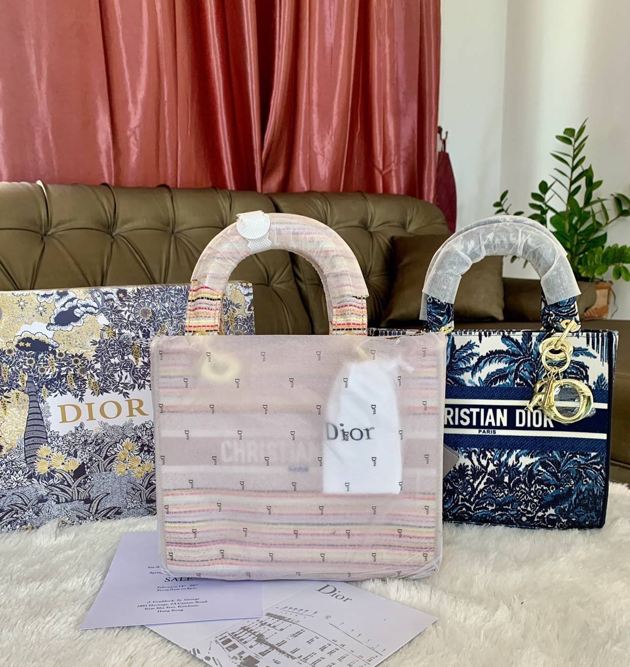 DIOR WOMEN MEDIUM LADY D-LITE BAG VIP GIFT WITH PURCHASE (GWP) พรีเมี่ยมกิ้ฟ Limited Edition จาก DIOR DUTYFREE COUNTER วัสดุหนังแท้ Calfskin หุ้มด้วยผ้า Cannage อีกชั้นและปักลวดลาย 'Dior Palm' กระเป๋า Lady D-Lite ผสมผสานความสง่างามและคลาสสิกที่เ