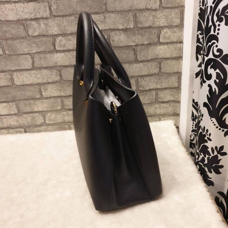 CHARLES & KEITH CLASSIC TOP HANDLE BAG กระเป๋าถือหรือสะพายใบใหญ่ ทรงแข็ง หนัง pu สวย ดีไซน์เรียบหรู ดูดี ด้านหน้าป้ายโลโก้แบบนูน ด้านหลังมีซ่องซิป 1 ช่อง เปิด-ปิดแบบกระดุมแม่เหล็ก ภายในมี 2 ช่องใหญ่ คั่นกลางด้วยช่องซิป มีหมุดรองรองฐานสี่มุม มาพร้อมสายสะพา