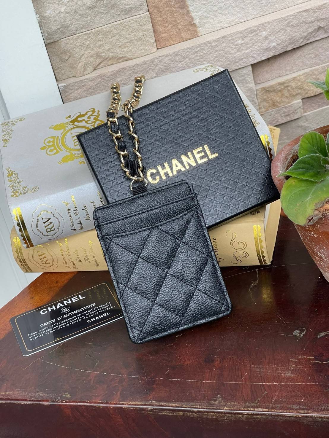 CHANEL Caviar Quilted Card Holder On Chain สายคล้องคอใส่บัตรรุ่นนี้การออกแบบเรียบง่ายแต่ดูแพงใส่การ์ดได้ทั้งด้านหน้า ด้านหลัง ตรงกลางมีช่องเพิ่มให้อีก1ช่อง ด้านหน้าประดับโลโก้ชาแนล ลายหนังคาเวียร์ ดูดีมีซิกเนเจอร์สุดๆ ใช้แล้วมีเอกลักษณ์ มาพร้อมกับสายโซ่ร้
