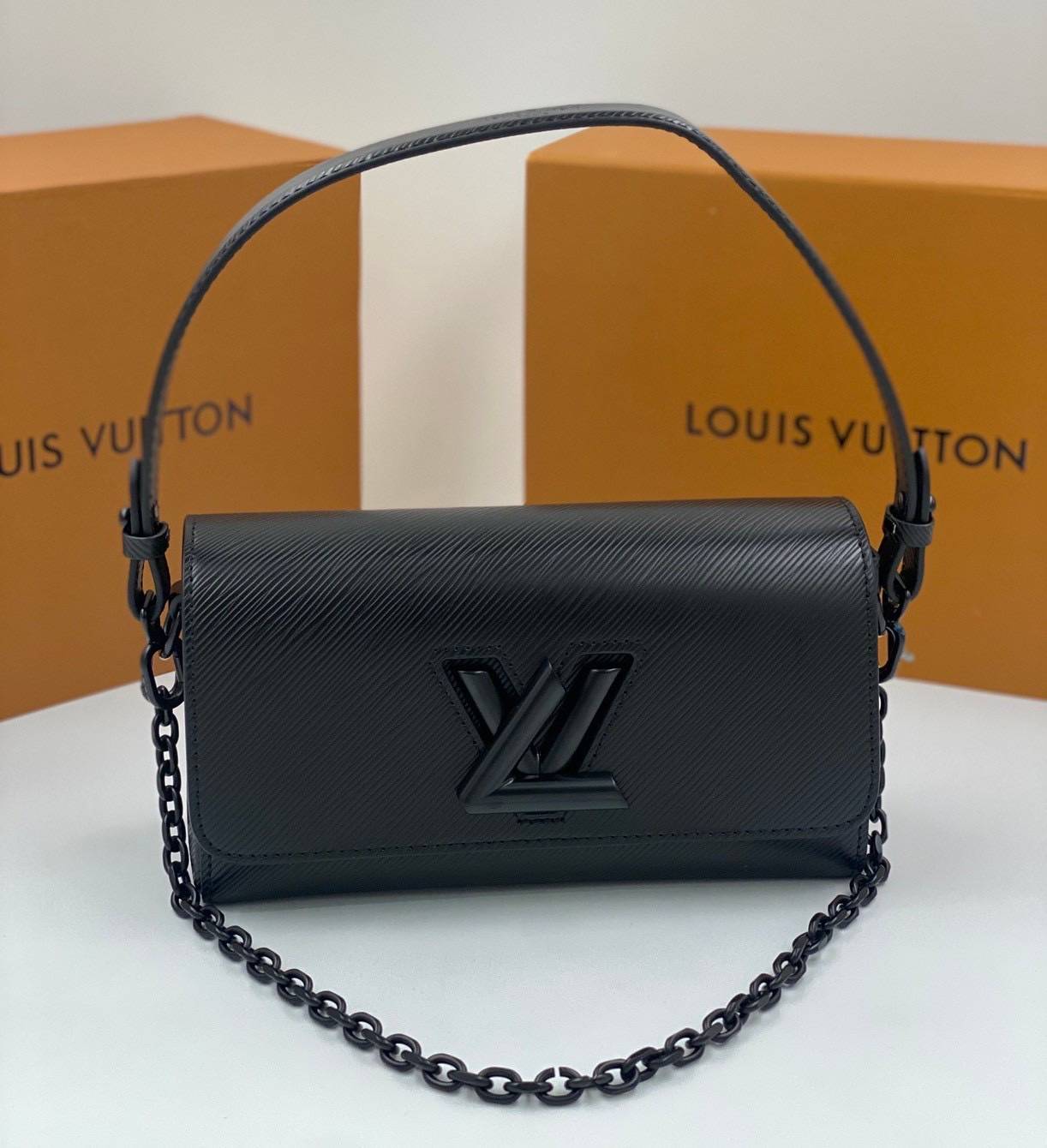 ORI หนังแท้ | LV Twist West Bag elongated shape in grained Epi leather กระเป๋าสะพาย/กระเป๋าถือ พร้อมสายโซ่ หนังลายเกรน Epi รูปทรงยาวและสง่างาม นำเสนอมุมมองใหม่สุดเท่ให้กับไอคอนของแบรนด์ ในหลากหลายเฉดสีทันสมัย