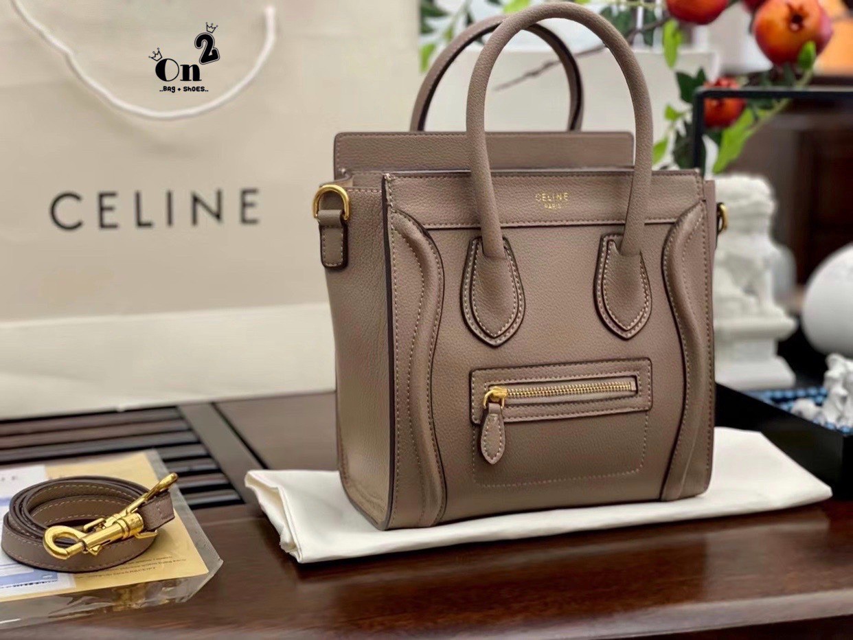 พร้อมส่งรุ่นยอดฮิต!! CELINE HANDLE BAG VIP / Celine Nano Luggage Bag กระเป๋าหนังแท้ ขนาดกำลังดี เปิดปิดด้วยซิปอะไหล่ทองมีที่จับหนัง ด้านในกว้าง มาพร้อมช่องซิปอีกช่อง เป็นอีกทรงที่ฮิตมานานข้ามปี มาพร้อมสายยาวสะพายแบบ CROSSBODYได้ หรือจะถือออกงานก็สวยหรูอีก