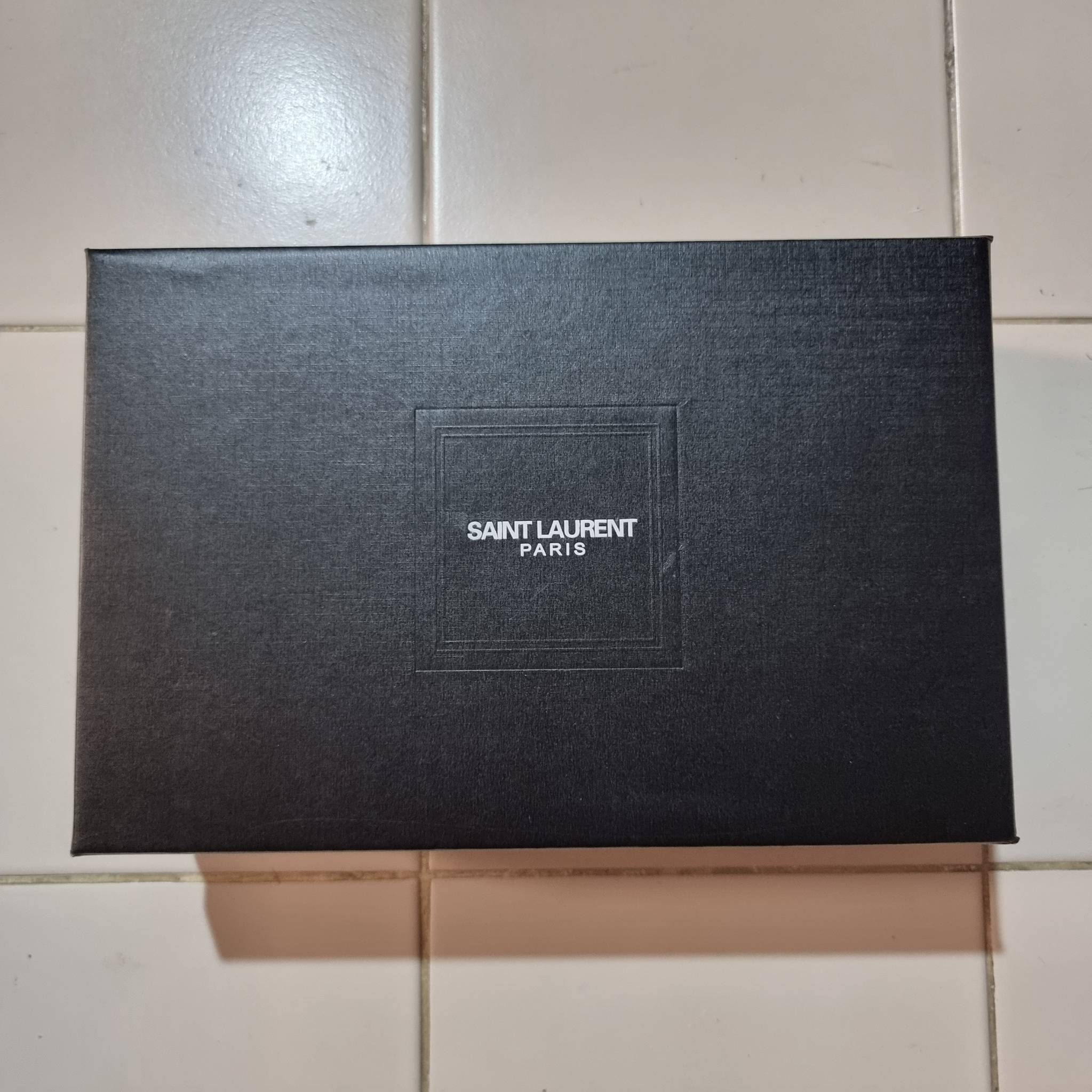 Yves Saint laurent mini nolita in lambskin / YSL mini nolita น้องสาวคนสวยที่ต้องตาเมื่อแรกเห็น กระเป๋าสะพายดีไซน์หรู ไซส์มินิ แบรนด์นี้ไม่เคยทำให้ผิดหวังจริงๆ ด้วยดีเทลความเรียบง่ายแต่มีความหรูอยู่ในตัว วัสดุหนังแกะ สัมผัสดีงามมากๆ เปิด-ปิดด้วยกระดุมแม่เห